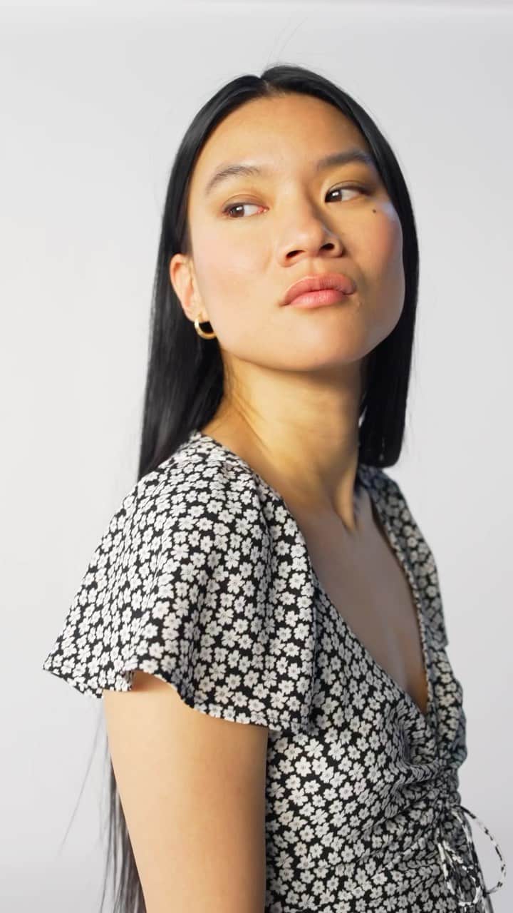 Levi’sのインスタグラム：「Your summer dress, in flowy, lightweight crepe with a ruched princess neckline, fluttery sleeves and a wavy hemline (need we say more?). Float like a butterfly.   Shop via stories + link in bio.」