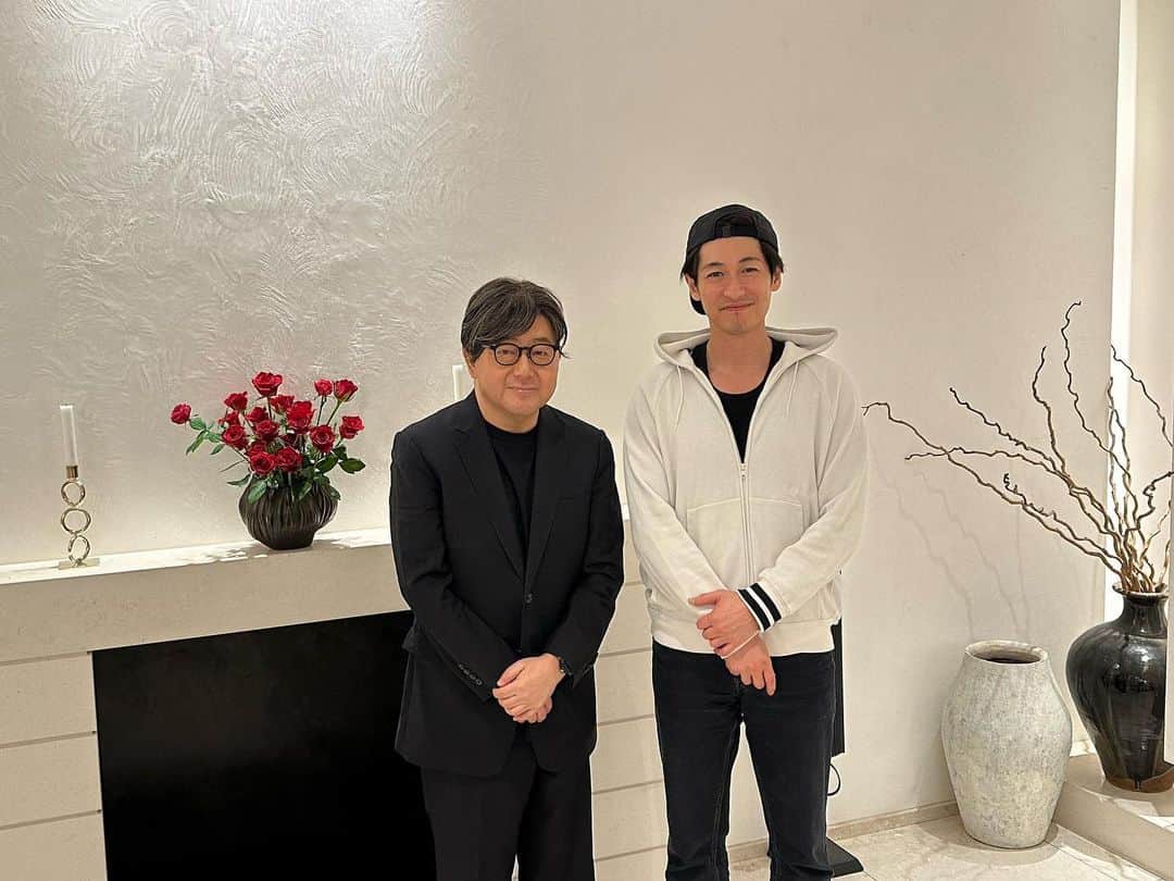 秋元康のインスタグラム：「#六本木ヒルズ#イタリア料理#イルブリオ#ディーンフジオカ  ディーン・フジオカさんと。 やはり、カッコイイなあ。 話も面白かった。 ドラマや映画の企画や音楽の話で盛り上がりました。」