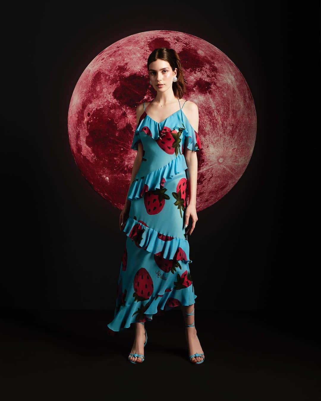 Sretsisさんのインスタグラム写真 - (SretsisInstagram)「Once in a blue moon. Cascading flounces delicately dances around the body, fluttering ever so lightly on “Strawberry Moon” printed bias cut chiffon cocktail number. Shop “Kendall” dress from #SretsisPF23 exclusively at all Sretsis Boutiques.」7月20日 10時07分 - sretsisofficial