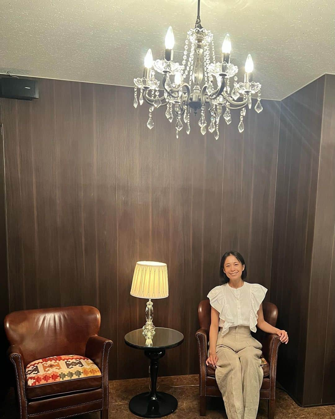 AYUMIさんのインスタグラム写真 - (AYUMIInstagram)「amritaraのシャンプーは石鹸シャンプー。 もちろん合成界面活性剤不使用で、オーガニックのアボガド油をベースに、釜焚き製法で石けん素地から作り上げた 「石鹸」が使われています  @amritara_official   アムリターラのスカルプ＆ヘアケアシリーズなど 全てアムリターラの製品を使ってのヘッドスパ 【アムリターラヘッドスパ 特別コース】 を銀座美院でうけてきました😊  頭皮のスチームや丁寧なマッサージで夢心地 ふわふわと頭もゆるみ ふんわり髪の毛になり 気分もスッキリ 気持ちがいい✨  頭皮と顔は繋がっているのでマッサージをして血流をよくすることや、シャンプーやトリートメントなども顔の基礎化粧品と同じように大切ですね  ヘッドスパの後は、髪の手触りもツヤも 全然違ってビックリしました✨  アムリターラのルイボスティにミネラル豊富で髪にもいいシリカを入れたドリンクを飲ませていただきました 頭も心も健やかな感じ☺️  頭皮ケア、大切にしていきます  ⚪︎銀座美院でのamritaraヘッドスパは8月31日まで予約受付中です  #amritara  #アムリターラ #石鹸シャンプー #ベジガーデンリアルソープシャンプー #ベジガーデンモイストコンディショナー  #ライスシリカエキストラクト #ヘッドスパ　#銀座美院」7月20日 10時10分 - ayumiayunco