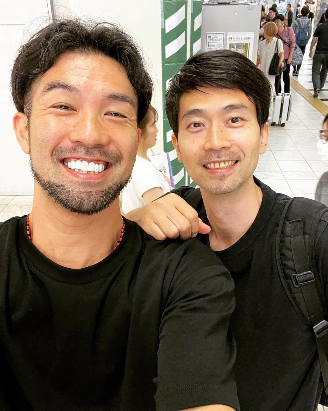 大宮宏正のインスタグラム：「福岡で小野元さんに会ってきました。 熊本時代の思い出で、連敗しているときの試合後に「夜出かけよう」と誘ってもらって車で迎えにきてもらいました。 上通り方面に向かうも車の中からふたりで何か違うなーとなり、Starbucksでブラックコーヒーを２つ購入。もちろんドライブスルーで。熊本港方面の道を余裕の法定速度無視の45キロくらいでぶっ飛ばし、街灯が少なくなった道路で路肩に駐車。 冬空の澄んだ空気でお空の星空満開。 ２人で空を見上げて綺麗だね。っと語りあったあの日はもう忘れられません。 以上。  #小野元 #俺たちまだまだアラフォー #onebasketballacademy #basketball」