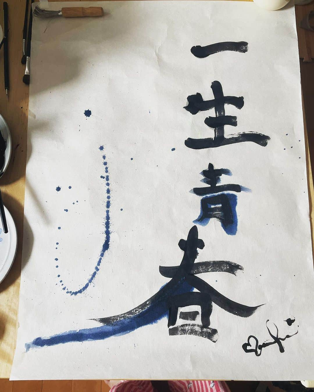 ふくい舞さんのインスタグラム写真 - (ふくい舞Instagram)「今年も鶴岡八幡宮　ぼんぼり祭りに 参加させていただきます🍉  8月７日〜９日まで開催されています♪  書画何れにてもよしということで 今年は書にしました🖌️✨  沢山の文化人が描かれたアートが 一枚一枚本当に素敵なので 私の毎夏の楽しみになってます  今年も楽しい行事に参加させていただき有難いな💕  人生は本当に想像以上に思いがけないことが起きるんだなぁ 　 ここ数年 自分のできることって何だろう 自分はどう在りたいかを 向き合うことができた日々でした  ここ数年　 私はYouTubeに音楽動画を作ってはあげて 作ってはあげて なんだか青春だなぁと感じました  人生は一度きりで 一瞬は一瞬本当に尊い  どんな状況になっても どんな歳になっても 困難をゲーム感覚で乗り切って  この言葉を掲げて 愛すべき人と共に がむしゃらに楽しく 生き切るんだ🚢  是非　お時間ある方は観に行ってみて下さいね🏮  もし可能なら夕方に行くのがおすすめです✨  ぼんぼりに火が灯る前と後の違いが観れます^_^  #一生青春  #鶴岡八幡宮  #鶴岡八幡宮ぼんぼり祭り  #鶴ヶ丘八幡宮まで食べ歩き  #鎌倉 #鎌倉グルメ #鎌倉カフェ #鎌倉観光 #鎌倉デート #鎌倉散歩」7月20日 10時27分 - maifukui1217