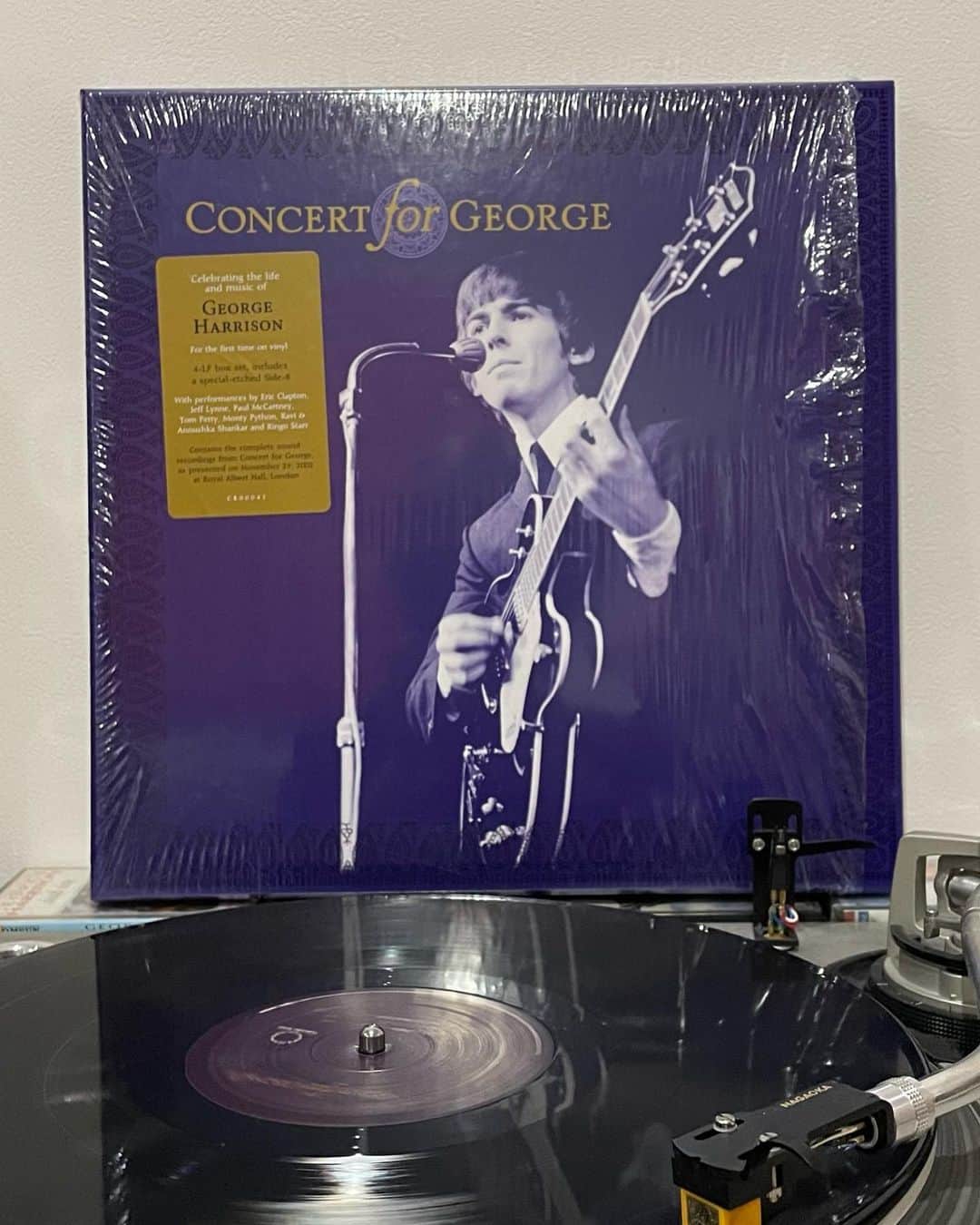 本秀康さんのインスタグラム写真 - (本秀康Instagram)「来週から上映される『Concert for George』の来場者特典パンフレットにイラストを描きました。 『Concert for George』は追悼コンサートなのでもちろんジョージ・ハリスンは出ませんが、全シーンのいたるところにジョージを感じる素晴らしいコンサートです。ハンカチ必須です🥲映画館で是非！ #georgeharrison #concertforgeorge #本秀康」7月20日 10時28分 - hideyasu_moto