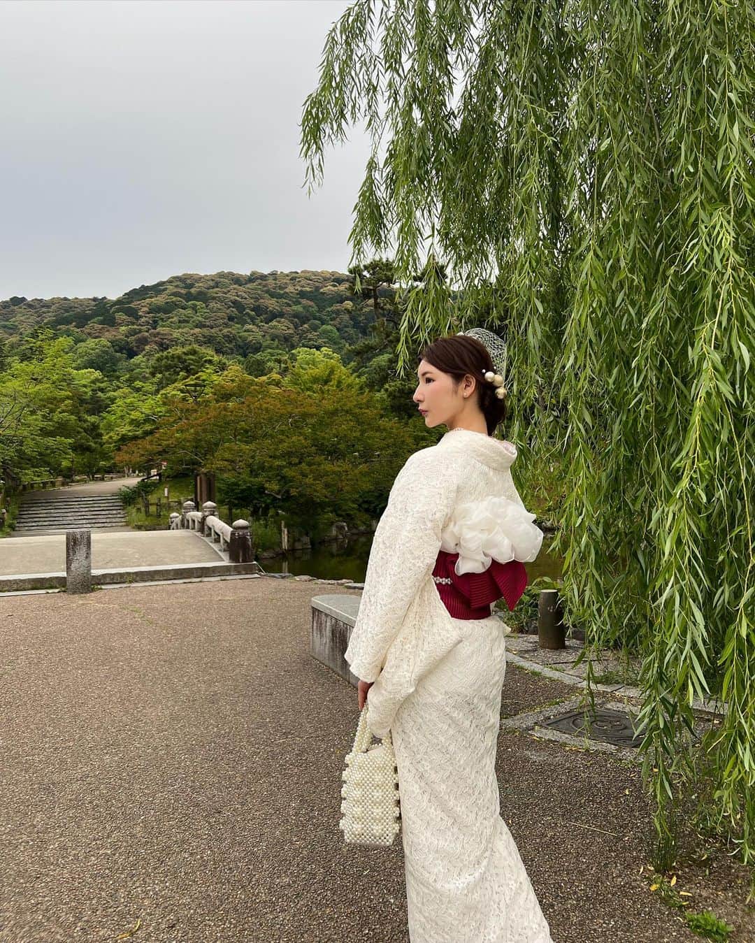 秋葉のぞみのインスタグラム：「. . . . 編み込みだけど、 再度に寄せたらアップにも見える 2wayヘアアレンジ🍡🤍 . . . . 👘🫧 . . .  #kyoto #yukata #kimono  #japanesegirl #浴衣ヘア #浴衣コーデ」