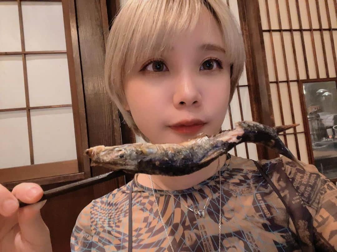 西沢幸奏さんのインスタグラム写真 - (西沢幸奏Instagram)「いわしの炉端焼き🐟💗 大人になって、昔よりも魚が好きになってきた🌊 焼き魚だと、鮭がすきだけど この鰯めちゃくちゃ美味しかったです🥺  お寿司だったらえんがわとブリとトロがすき！  #exina #shienanishizawa #griledfish #singer #鰯 #イワシ #炉端焼き #西沢幸奏」7月20日 10時30分 - shiena_nishizawa