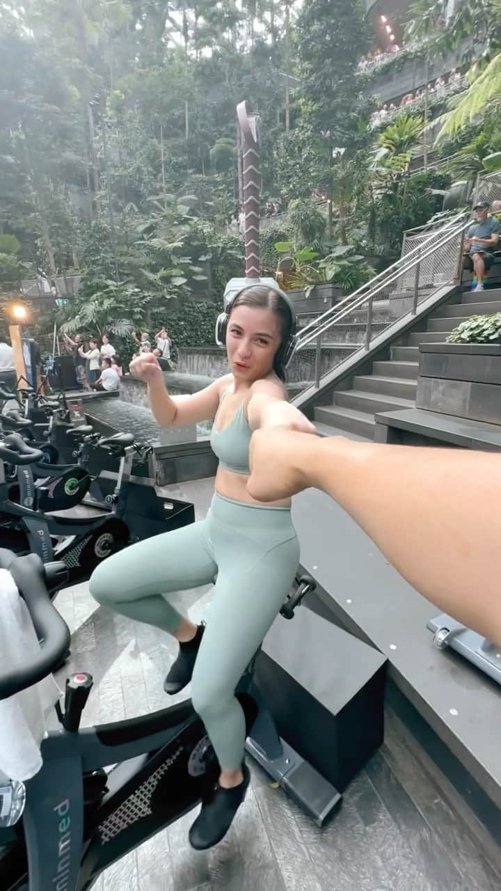 チェルシー・オリビアのインスタグラム：「Olahraga sambil kencan pagi pas anak2 masi tidur.. 🥰 love the vibe, the view and the calories burnt..」