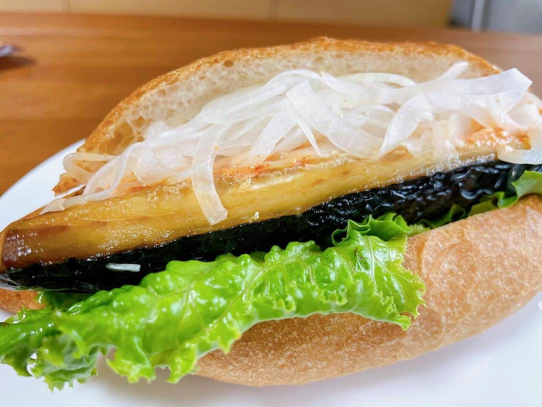 松山三四六さんのインスタグラム写真 - (松山三四六Instagram)「🍞  パンが好きで 鯖が好きだから、 僕にとっては 美味しくない訳がない☺️  太養パンのサバサンド🤗  豪快なのに ちゃんとうまい😋  いつか コラボしたいです🤔  #バケット  #サンドイッチ #名店 #サバ  #太養パン」7月20日 10時41分 - sanshiroumatsuyama