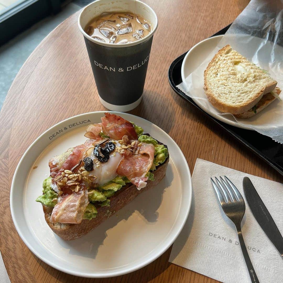 のインスタグラム：「.  morning☕️🤎  #deananddeluca #cafe」