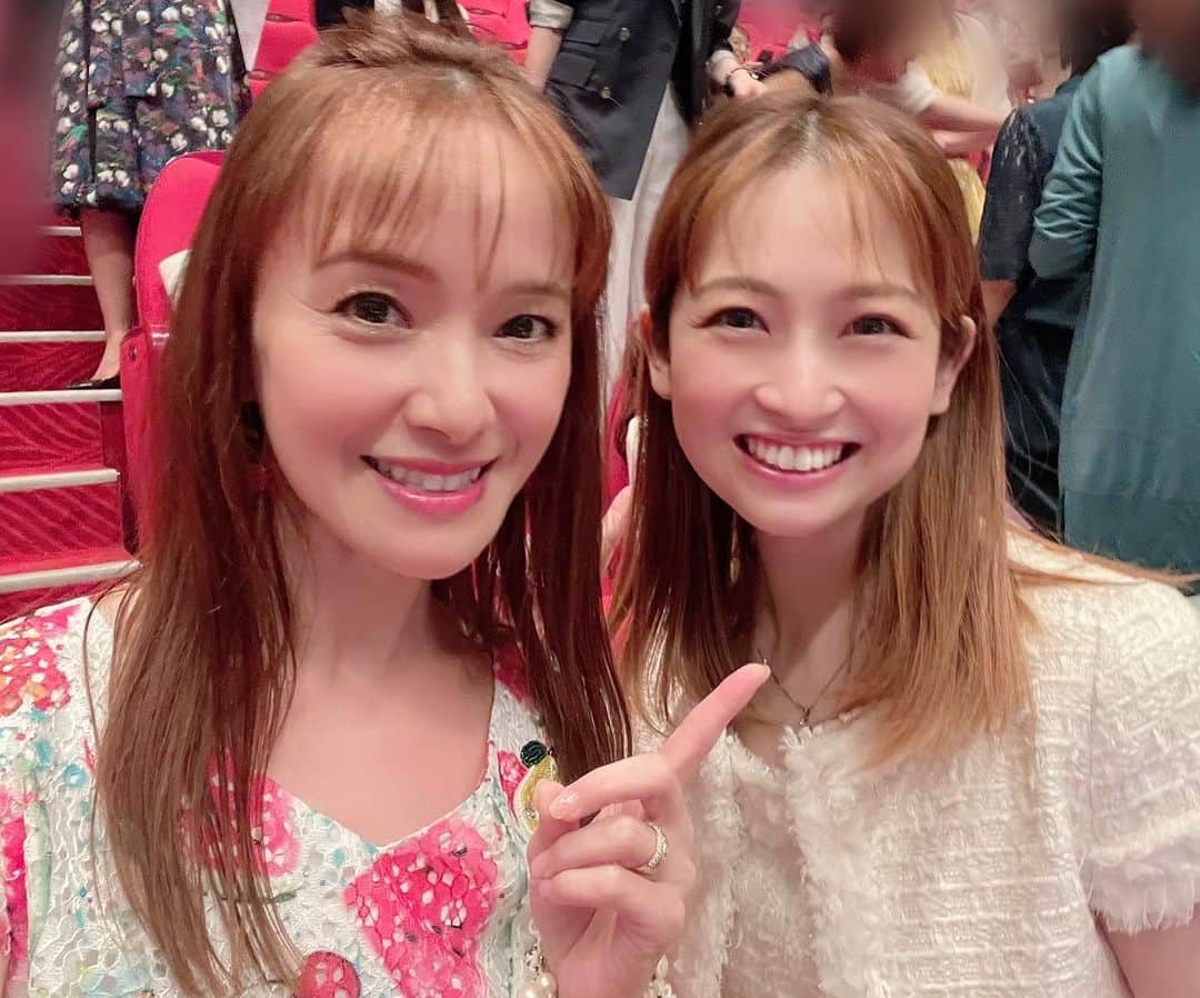 美乃杏花さんのインスタグラム写真 - (美乃杏花Instagram)「☆ 先日の宝塚音楽学校110周年式典で、自慢のご自前の自撮り棒で🤣撮ったお写真たち🤳  自撮り棒で私が撮ると必ずセンターに来てしまう😰なんか申し訳ない気持ち。。笑  でもみんなで撮るワチャワチャ感がいいよね〜🤣  同期のひーには「今どき、海外の人でもこの自撮り棒持ってないで！」って言われましたが(笑)今はどんな自撮り棒なの？！😃  ラストのお写真だけ、上級生のアッコさん(加茂川志ぶきさん)の自撮りでお写真頂きました❤️  こうやって写真を見てるだけで、また楽しかったあの日が蘇り🤣笑けてきますわ(笑)  #宝塚音楽学校110周年 #記念写真 #思い出写真 #自撮り棒 #自撮り写真 #わちゃわちゃ #楽しかった #元宝塚歌劇団 #宝塚og #美乃杏花」7月20日 10時53分 - yoshinokyoka.81