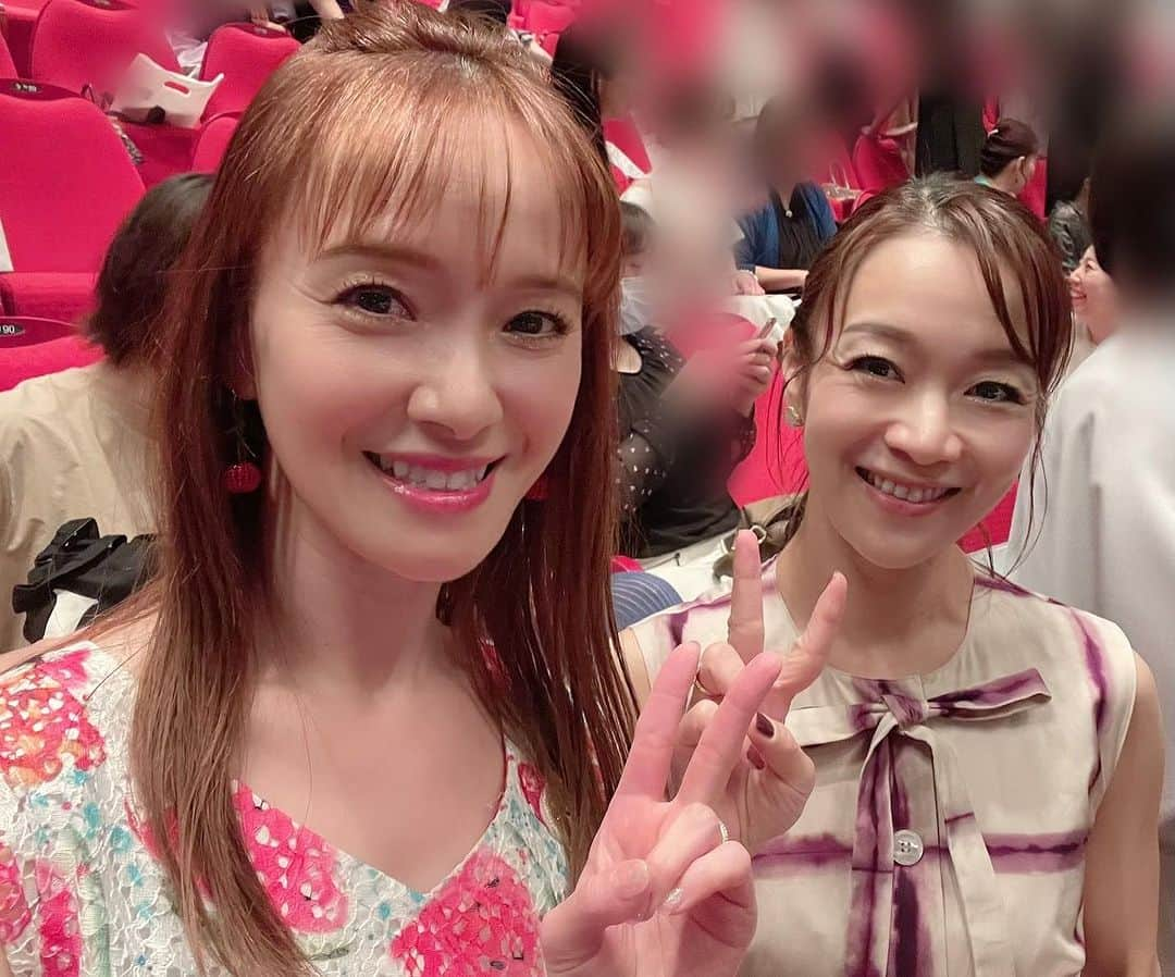 美乃杏花さんのインスタグラム写真 - (美乃杏花Instagram)「☆ 先日の宝塚音楽学校110周年式典で、自慢のご自前の自撮り棒で🤣撮ったお写真たち🤳  自撮り棒で私が撮ると必ずセンターに来てしまう😰なんか申し訳ない気持ち。。笑  でもみんなで撮るワチャワチャ感がいいよね〜🤣  同期のひーには「今どき、海外の人でもこの自撮り棒持ってないで！」って言われましたが(笑)今はどんな自撮り棒なの？！😃  ラストのお写真だけ、上級生のアッコさん(加茂川志ぶきさん)の自撮りでお写真頂きました❤️  こうやって写真を見てるだけで、また楽しかったあの日が蘇り🤣笑けてきますわ(笑)  #宝塚音楽学校110周年 #記念写真 #思い出写真 #自撮り棒 #自撮り写真 #わちゃわちゃ #楽しかった #元宝塚歌劇団 #宝塚og #美乃杏花」7月20日 10時53分 - yoshinokyoka.81