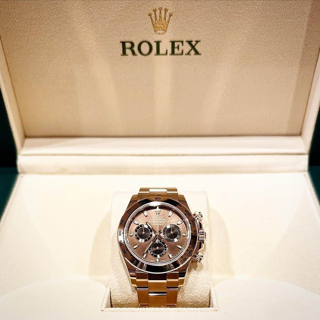 金丸佳右のインスタグラム：「チョコブラウンのエバーローズゴールド  最高に良い配色👍  #rolex #watch #daytona #sneakers #sneakerhead #nike #jordan #golf #rangerover #muscle #workout #筋肉美容師」