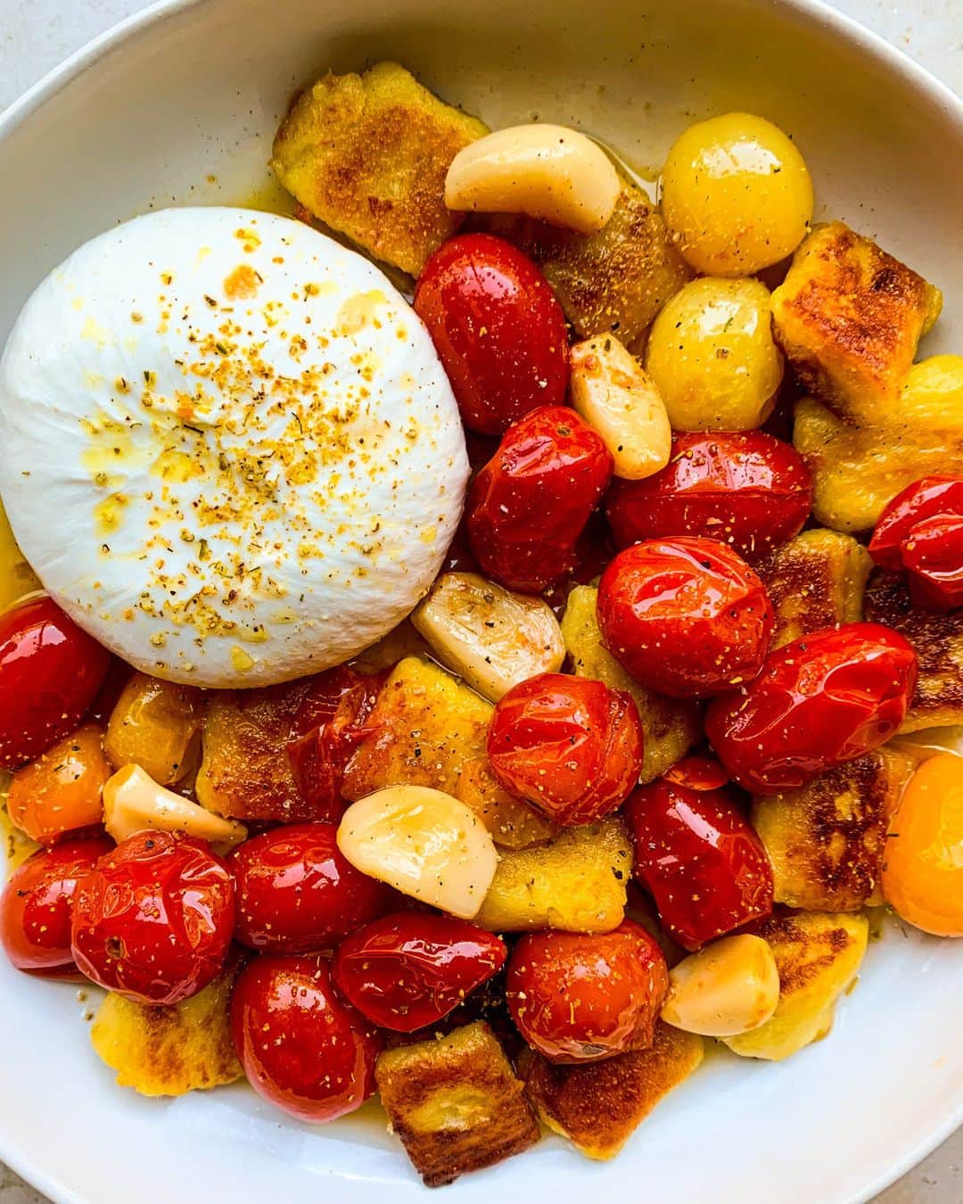 Food52のインスタグラム：「"If you're looking for a no-hassle summer snack or antipasto, this pan-fried gnocchi pairs perfectly with creamy burrata and melt-in-your-mouth tomato and garlic confit." Grab @pastasocialclub's recipe linked in our bio! #f52community #f52grams」