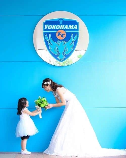 杉山由紀子のインスタグラム：「横浜ベイシェラトン×横浜FCコラボ企画✨✨ ( @sheratonyokohamaweddings )  ➥他の投稿はここから♡@yukikosugiyama  みなさま実子じゃないですよ😆 撮影でママ役させていただきました🎶  めちゃいい子で可愛すぎる♡ やっぱり娘ちゃんいいな♡  横浜FCのグランドへ移動してまた素敵な撮影たくさん🎶  なかなか撮れない場所⚽✨ 凄い記念になりますよね☺✨  #ウェディング #wedding #記念日 #Anniversary #撮影 #wedding撮影 #ウェディング撮影 #横浜ウェディング #横浜ベイシェラトン #横浜FC #サッカー好き #記念 #ウェディングフォト #ウェディングモデル #weddingmodel #model」