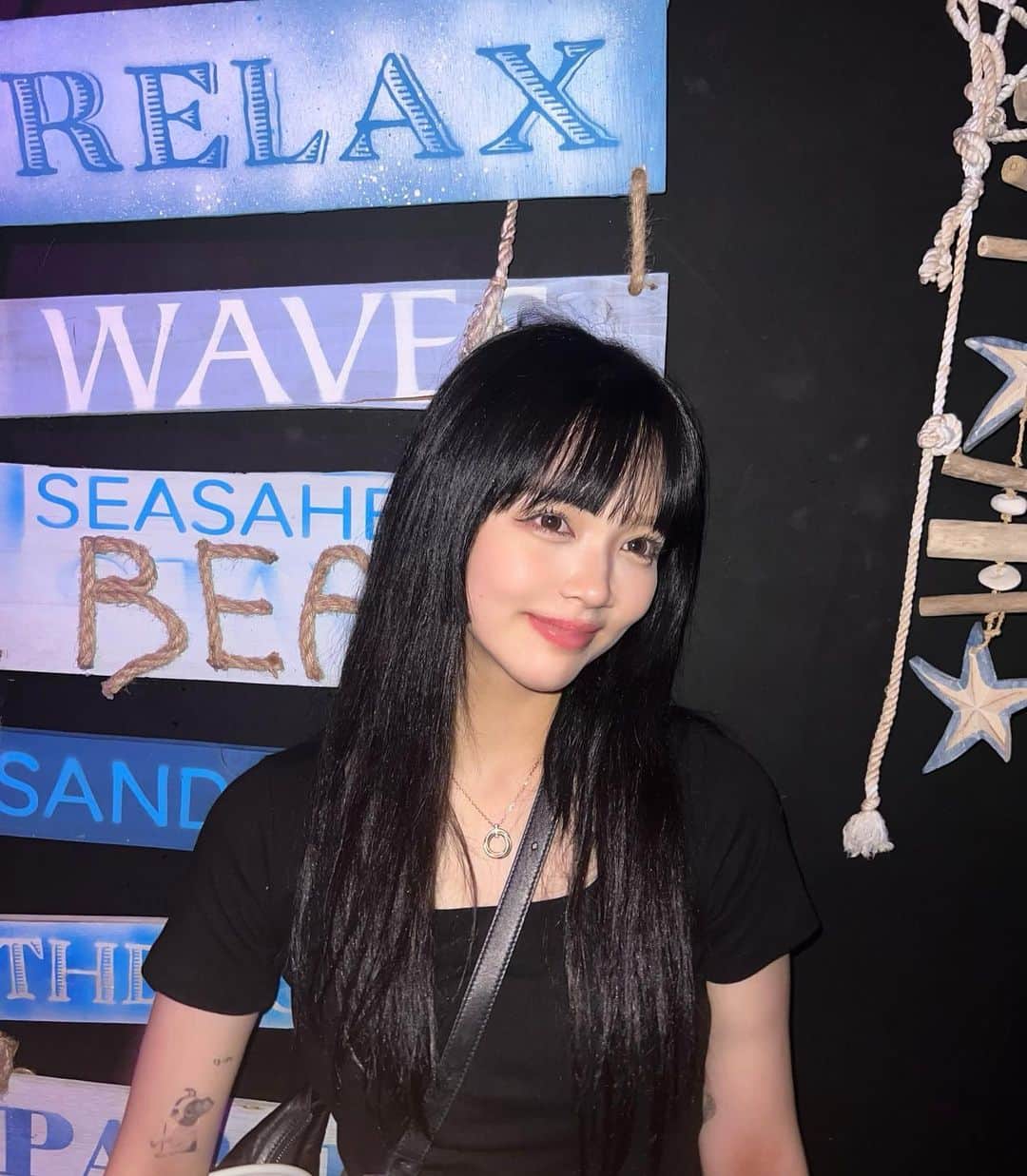 仲本莉絵瑠のインスタグラム：「推しに会うから渡韓前にあんじゅさんに✂️ 真っ黒カラー✖️フルバング✖️姫カット😼🩷  💇🏻‍♀️ @lapis_anju」