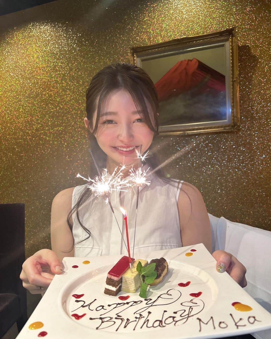 橋本萌花のインスタグラム：「来週でもう25歳…🥹 あっとゆうまに、25歳やばすぎる。 今年初祝い❤️‍🔥嬉しい😭🫶🏻」