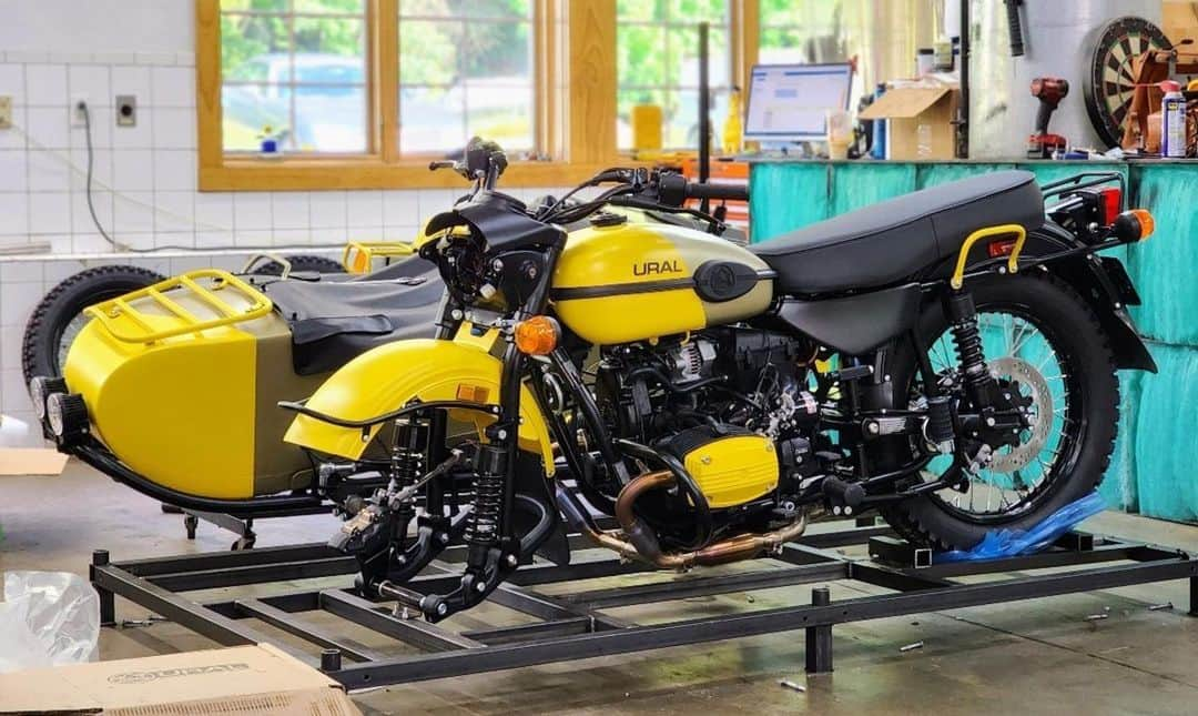 Ural Motorcyclesさんのインスタグラム写真 - (Ural MotorcyclesInstagram)「✨ 新色「Colza Field」のUral Gear Up 2023の組立プロセス 🛠️🏍️  @uralnewengland」7月20日 11時10分 - ural_japan_official