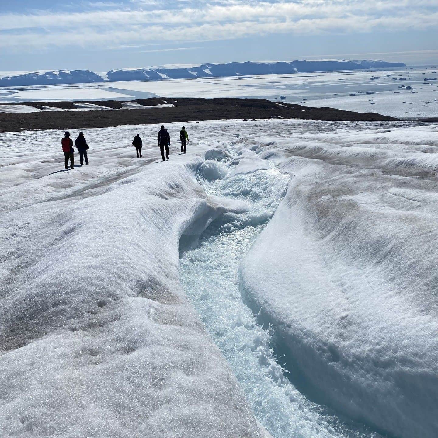テレ朝newsさんのインスタグラム写真 - (テレ朝newsInstagram)「【北極ノート】 氷河を下り末端へ 標高が低くなるほど 温暖化の影響を顕著に受けています 末端では氷の厚さが毎年１～２ｍ薄くなり 長さもどんどん短くなっています 道中には氷河の上に激しい川もできていました  #松本と屋比久の北極滞在記 #北極ノート #テレ朝news」7月20日 11時21分 - tv_asahi_news