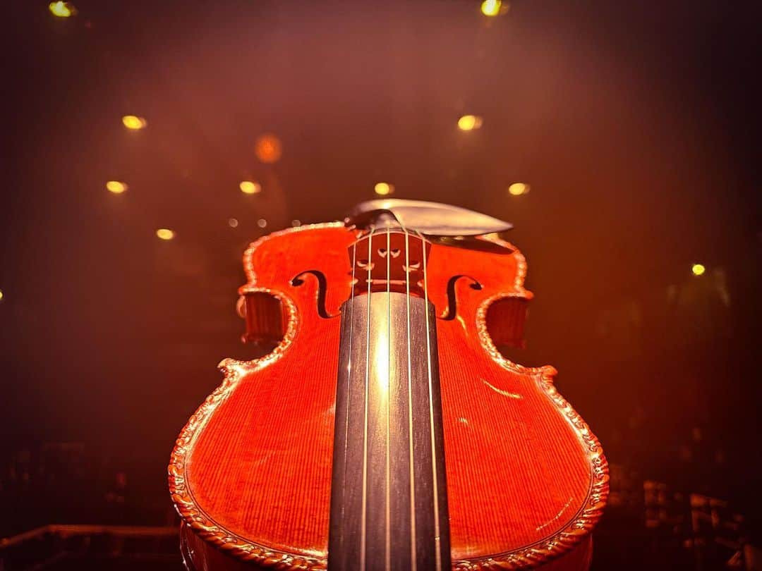 AYASAさんのインスタグラム写真 - (AYASAInstagram)「🎻 名古屋&大阪での我が相棒🎻 連日のライブを一緒に頑張ってくれてありがとう🫶 ・ ・ #山本彩アンドツアー  #zeppnagoya  #zeppnamba  #Ayasa #バヨリン弾き #violinist #5弦バイオリン #gliga」7月20日 11時23分 - ayasa_doya