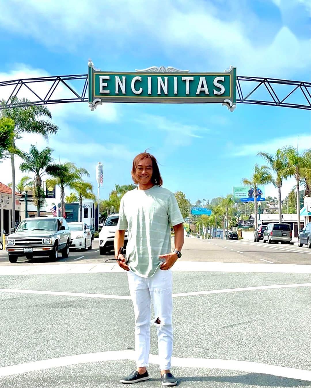 のインスタグラム：「ENCINITAS  懐かしい街  もう15年前になるんだね！(◎_◎;) 雑誌「safari」の🎥撮影で来ました 時の流れ早いです  人生には 変化は大切だけど… 変えては いけない事があると思う  この15年間  いや20代前半から 🌈夢を追い続ける姿勢は変えなかった  変わってしまいそうになる時や 夢が 😆無くなってしまいそうな時もあるけど…  🌅明日はきっと良くなる そう思って行動し続けてた  だから こうして🇺🇸カリフォルニアに来れたんだと思う😊  ENCINITASの街を🚶‍♀️歩きながら 懐かしさと  過ぎ去った時の流れを ふと思い出しました  この街は 海の幸を使った🦐シーフード料理が絶品で地元の新鮮な食材を使用した料理が人気です😃  #encinitas  #san  #safari  #seafood  #人生」