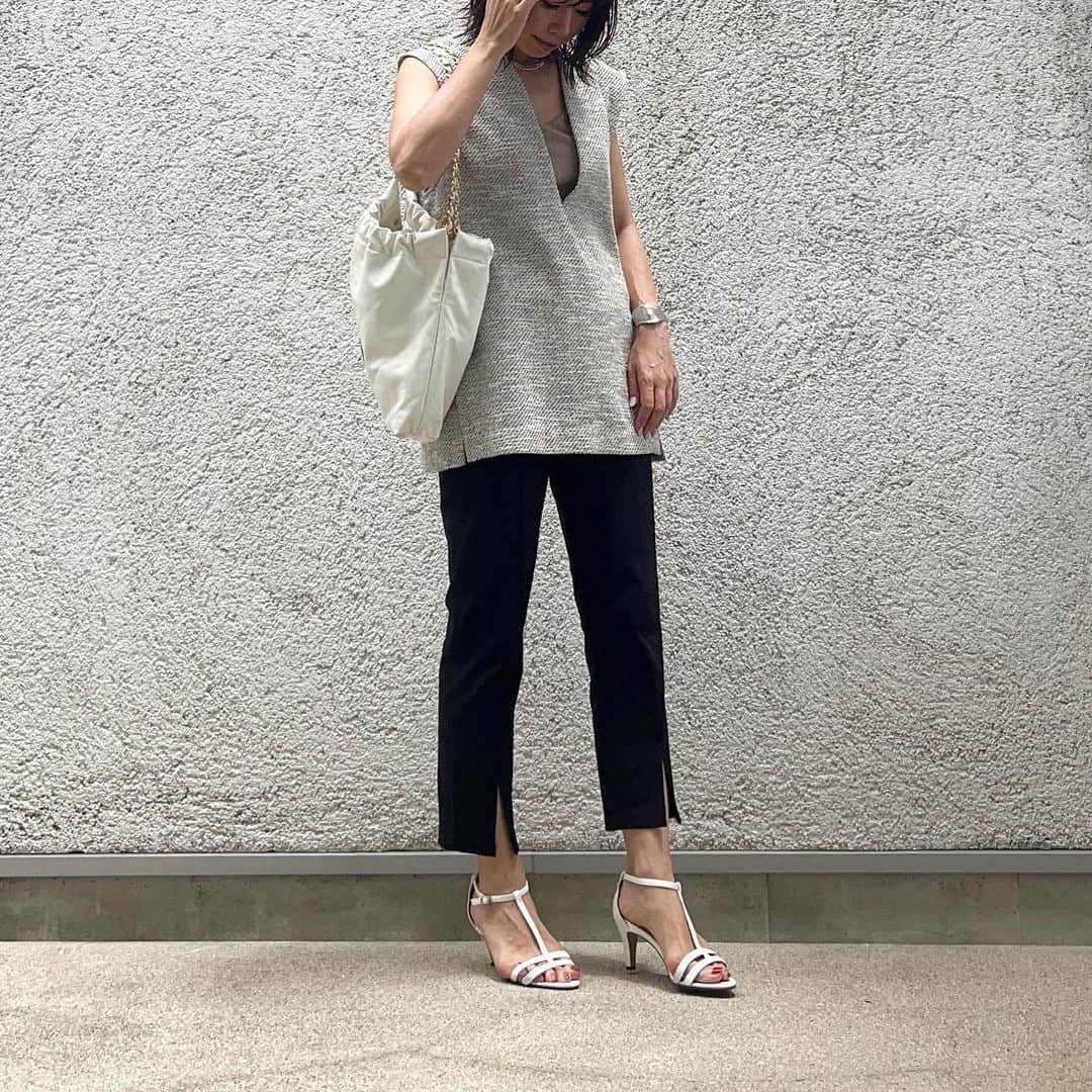 のインスタグラム：「いきなり梅雨明け☀️ そして 夏休みスタート🌊  #梅雨明けした #今日の服 #シンプルコーデ #大人カジュアル #シンプルコーデ #岡山スタイリスト #岡山アパレルデザイン #大人カジュアルコーデ #骨格ナチュラル #おしゃれさんと繋がりたい #アラフォーファッション #きれいめカジュアル #きれいめコーデ」