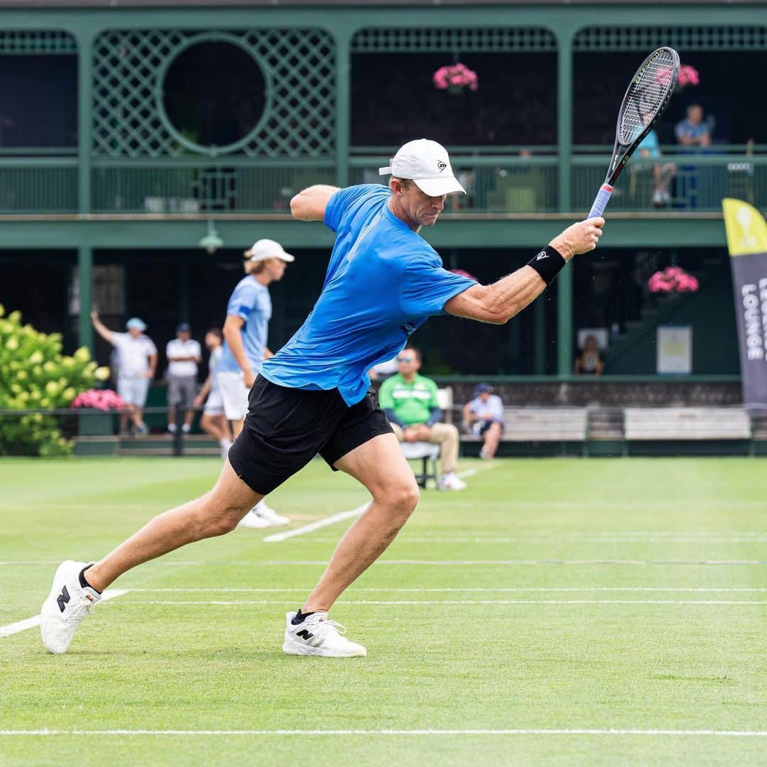 ケビン・アンダーソンのインスタグラム：「Incredibly grateful for the chance to return to professional tennis this week at one of my favourite events, @halloffameopen. Having a great time so far. Quarters tomorrow! 💪  📸: Kate Whitney Lucey | ITHF」