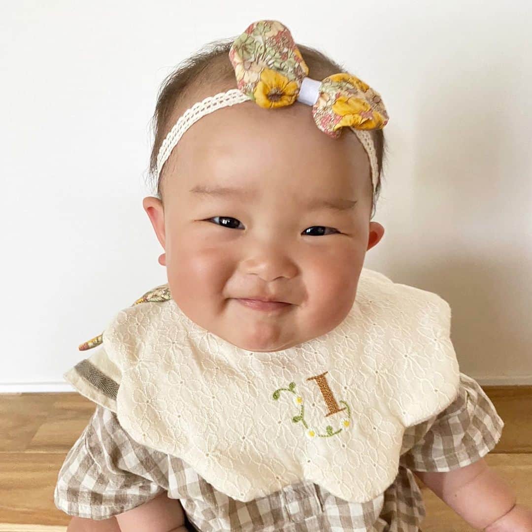 chocolat＊スタイやベビー雑貨のお店です♡のインスタグラム：「. リバティ天使スタイ👼🏻ﾞ♡ かんわいい～着画のご紹介です🤭♥︎  リバティ天使とお揃いのヘアバンドを着用してくださってます🥰🥰  お揃いで付けると可愛さ2倍ですよね🤭❤️❤️  今週日曜日の日日是好日マルシェ  @aruiha1025 にもリバティスタイやヘアバンドお持ちしますよ～🥰♥︎  暑くなりそうなので熱中症対策をして遊びに来てくださいね♡♡  #ショコラスタイ#リバティスタイ#天使スタイ#出産祝い#ベビーギフト#親バカ#親バカ部#四日市ママ#鈴鹿ママ#赤ちゃんのいる生活」