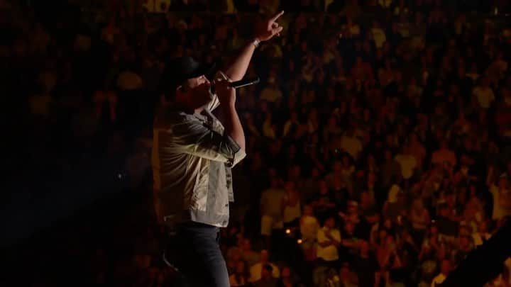American Idolのインスタグラム：「But I Got A Beer In My Hand 🍺 #CMAfest」