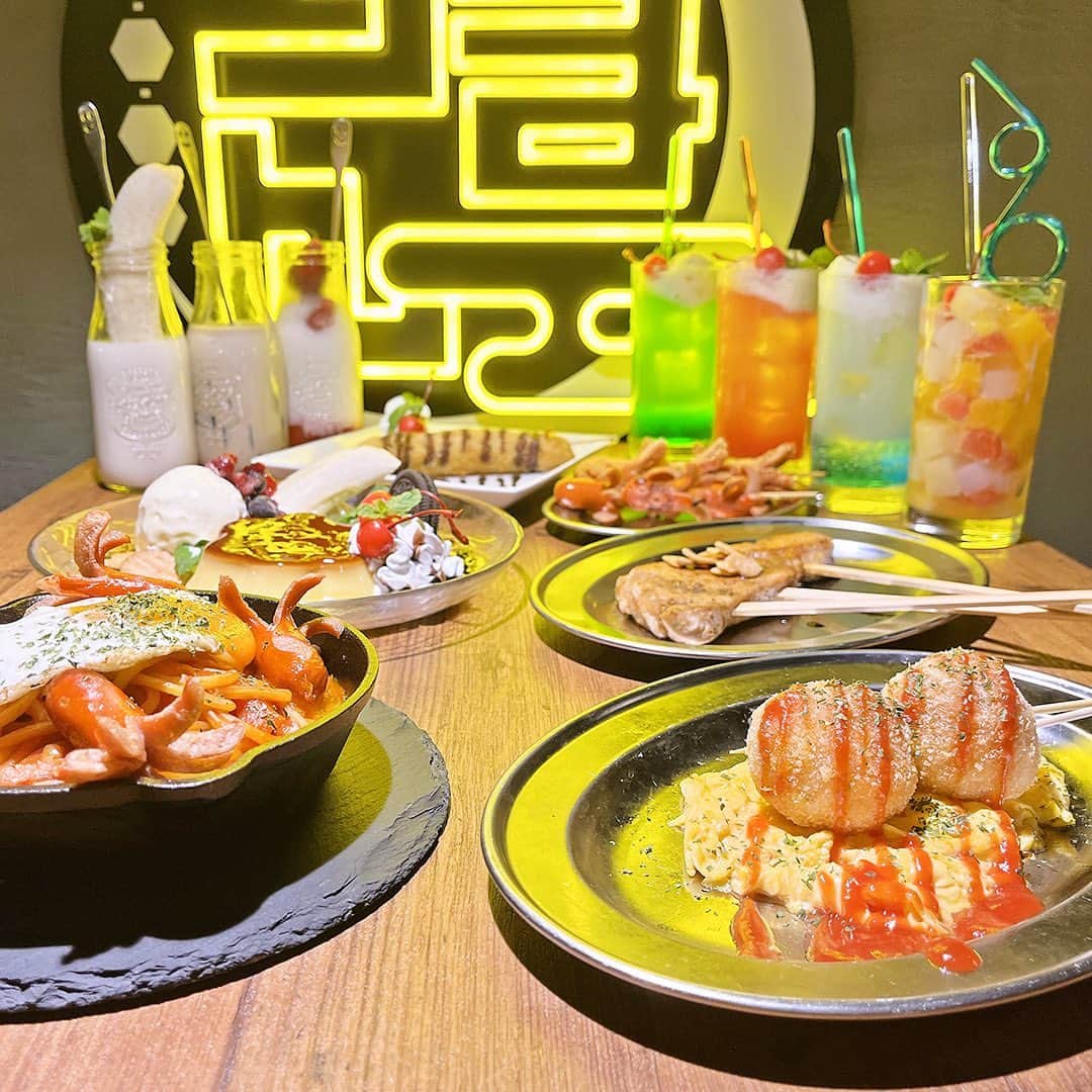 ???ナッセ北九州??☕️のインスタグラム：「［期間限定］レトロメニューフェア 7月20日からスタート！  「焼鳥と串カツ ろまん」で昭和・平成時代のトレンドを盛り込んだメニューを食べよう！ どこか懐かしさを感じつつも新しい体験ができるメニュー・ドリンクが勢ぞろい。 もちろんSNS映えもバッチリ！ 女子会・デート・暑気払い・ふらっと飲みなどにぜひ。  ［ドリンクメニュー］※全てノンマルバージョンあり ・フルポン＆ナタデココサワー ・レトロクリームサワー（メロン・ラムネ・イチゴ） ・牛乳瓶でロマンなミルク（コーヒー・バナナ・イチゴ）  ［フードメニュー］ ・タコさん赤ウインナーの串 ・オムライスボールのチーズ串 ・門司港バナナデザート串 ・濃厚ソース 串トンテキ ・懐かし熱々ナポリタン ・昭和プリンのレトロプレート  【焼鳥と串カツ ろまん】 北九州市小倉北区魚町1-6-10 URG魚町ビル５ 1F 050-3085-8604 (月〜金)16:00〜24:00 (土日祝)11:30〜24:00」