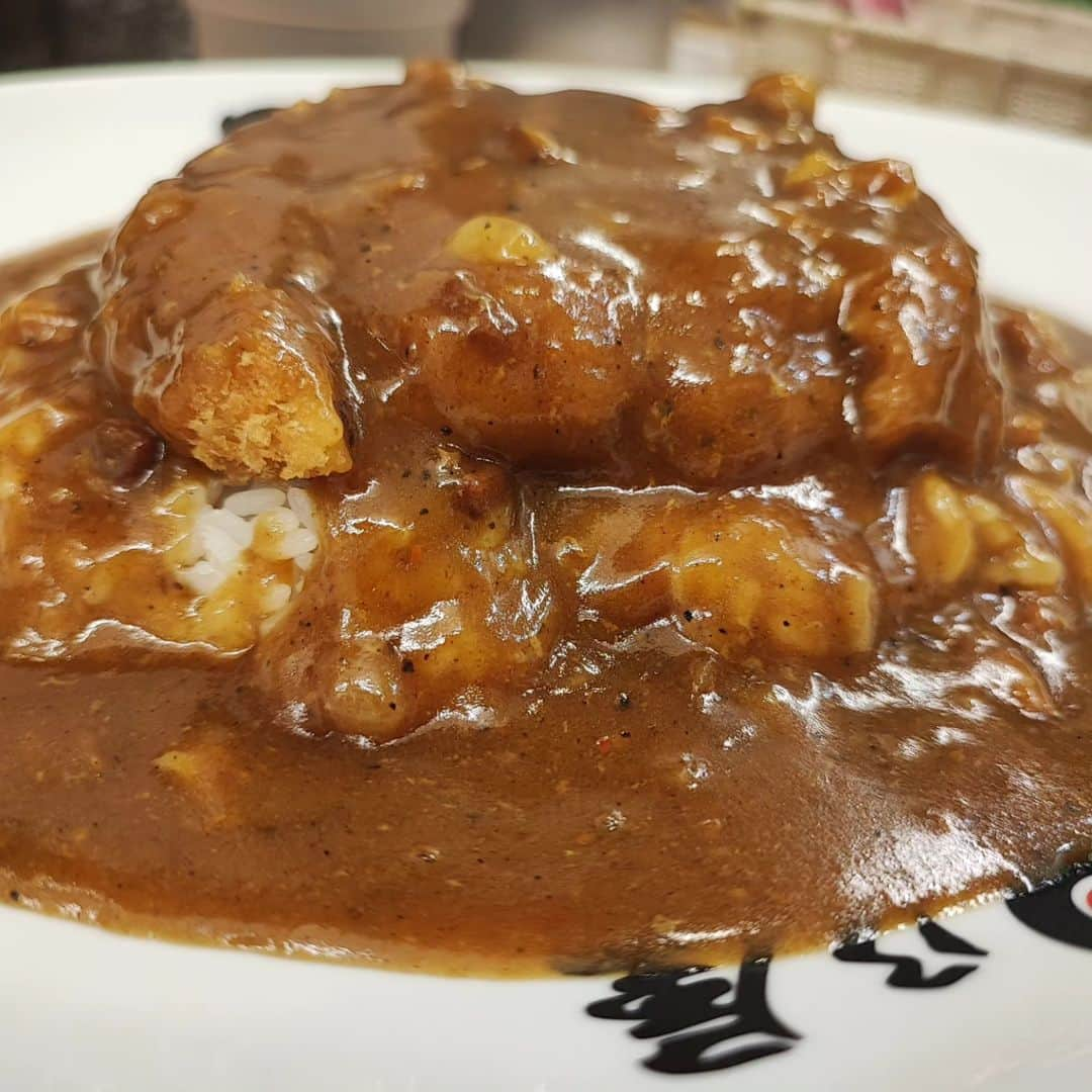 烏川耕一のインスタグラム：「今日の昼飯🍴  日乃屋のカレー。  天かすガーリック美味いよね！  今からNGK出番ですが、共演者の方、にんにく臭かったらすいません🙇  #烏川耕一　#よしもと新喜劇　#ひょっとこ　#昼飯　#カレー　#日乃屋カレー 　#天かすガーリック」