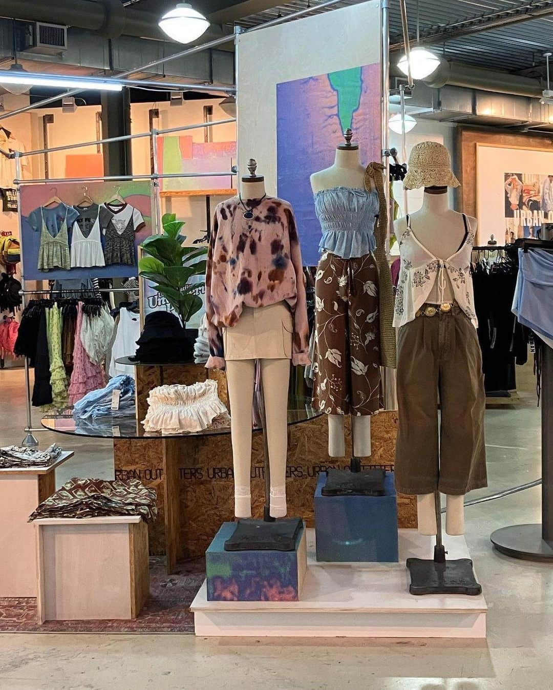 Urban Outfittersさんのインスタグラム写真 - (Urban OutfittersInstagram)「Summer is in full swing at your local UO. Drop by this weekend and shop the latest arrivals. 😊 #uodisplay  📸: @uocarolinas @uodallas @radiapathy_ + @uosandiego @woodfieldmall + @uo_chicago」7月20日 11時38分 - urbanoutfitters