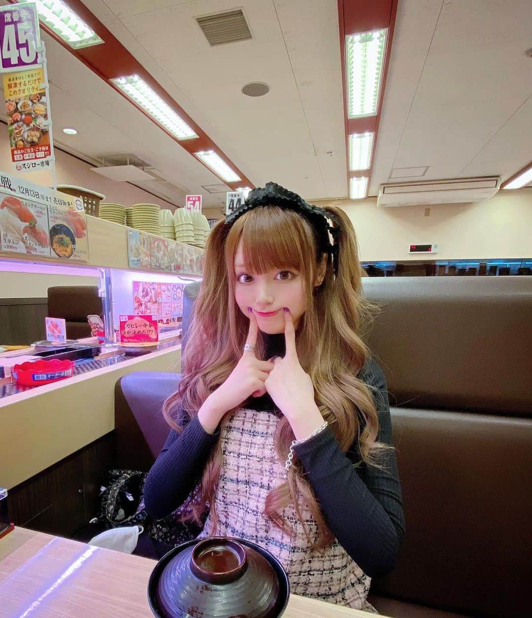 あかりのインスタグラム：「回転ずしでうどぅん🍜」
