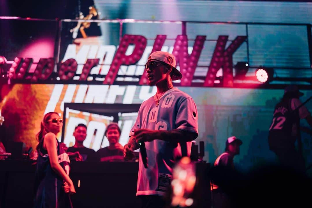 のインスタグラム：「thank you @the__super__pink 🦩 photo by @takeshi_shimamoto   このライブの為に大阪でダンサーオーディションやって本当に良かったと思ってる👍 たかがクラブのライブで何がオーディションだよって言う奴もいるかもしれないけど俺にとっては毎回のライブが勝負なんだ🔥 勇気を出して飛び込んで来てくれた人と会場でしか感じれない言葉に表せないエナジーが確かにそこにはあった。 この新しい出会い、ご縁に本当に感謝しているよ🤝  そして長年サポートしてくれてるMB GANGの @bellryo1997 のみんなを引っ張る成長した姿を見て嬉しかったよ❤️‍🔥  8.1 ワンマンライブ　@club_camelot  8.11 ミュージックサーカス @music_circus   引き続き毎回の活動に心を込めてブッかましていくよ🙋‍♂️🔥  LOVE MY TEAM❤️ @___naokid88___  @djshigeki  @djmaru_tpp  @gf_g_force  @yuuka_gforce  @maira0831  @yuzu_tanoue  @10_riu_09  @m_s_k_0625  @chikara1201  @yuna_sakata_0625  @4anri26  @ko.oooooki  @airi_hazama  @yu.ki3825  @ena_tanaka_」