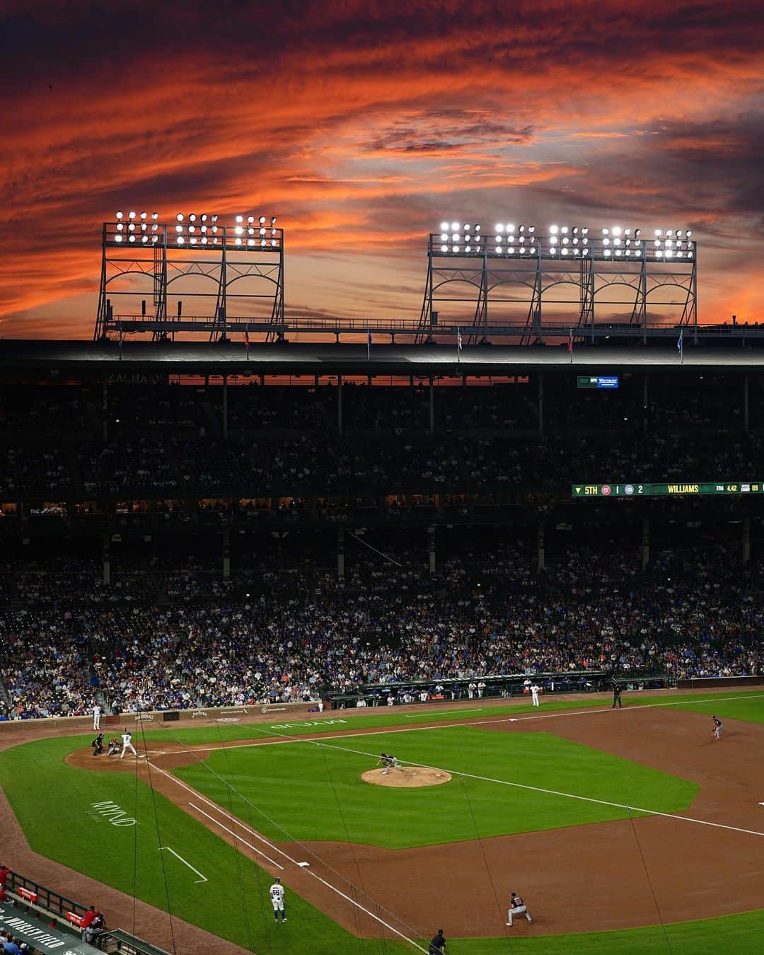 シカゴ・カブスのインスタグラム：「Summer sunsets at the Confines >>>」