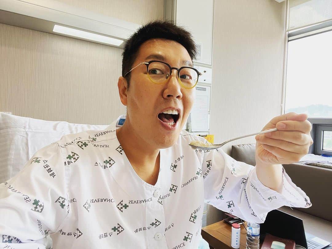 キム・ヨンチョルさんのインスタグラム写真 - (キム・ヨンチョルInstagram)「화요일 입원,수요일 수술 그리고오늘 목요일 아침 바로 퇴원 #반월상연골파열 된 오른쪽 무릎 수슬했어요. 연골 안 드러내고 다행이 봉합수술..이 잘되었다고 합니다. 선생님께서 아주…   신촌세브란스병원에서 했고요. #정민교수님 담당교수님 집도하에 그리고 이창민 박성훈선생님 세분 아주 따뜻하고 친절하고 상세하게 수술후 과정까지 친절히알려주시고 간호사분들도 👍 수술할땐 마스크 벗으니깐 “어 김영철…. 철가루도 있고.. ”아 라디오들었는데… 캬캬캬.   신촌 하스피털 다이어리.. 이제 퇴원합니다. 당분간은 휠체어 좀 타기도 하고 주로 목발을 병행하며 라디오와 TV할거에요.   생긱보디 아프지않고 아주 무사히 맛있는 병원밥에 그리고 수술후 저녁은 시켜 먹어도 된다고 해서 뭐 먹었는지는 #김영철의투머치tv 봐주세요. 예지간호사님이 “와 그거 시키신분은 첨인듯! ㅋㅋ 했음. 우리 매니저를 위하여 ㅎㅎㅎ  용호야 2박3일 고생했다. 진짜진짜 고마워. 너 근데 코 좀 골더라. ㅎㅎ 하긴 나 간호하느라 피곤했지? ㅎㅎㅎㅎ   @dennikingg @sanghoon0227 둘도 반월상인데 라디오 #철파엠 도와줘서 고마워. 반월상1.2.3기 #반월상트리오 음반내자 우리!  시간 금방간다. 여름아 빨리가라.  내일 라디오에서 만나요~  점심은 #도가니탕 먹자!  PS: 내일 안양 #센엄마 @ssen_mother 강연하고요 8월 군산, 경기도 일산 다 예정대로 갑니다. 👍 낼 만나여. 안양 캔슬하지마시고용🙏」7月20日 11時47分 - luxekim