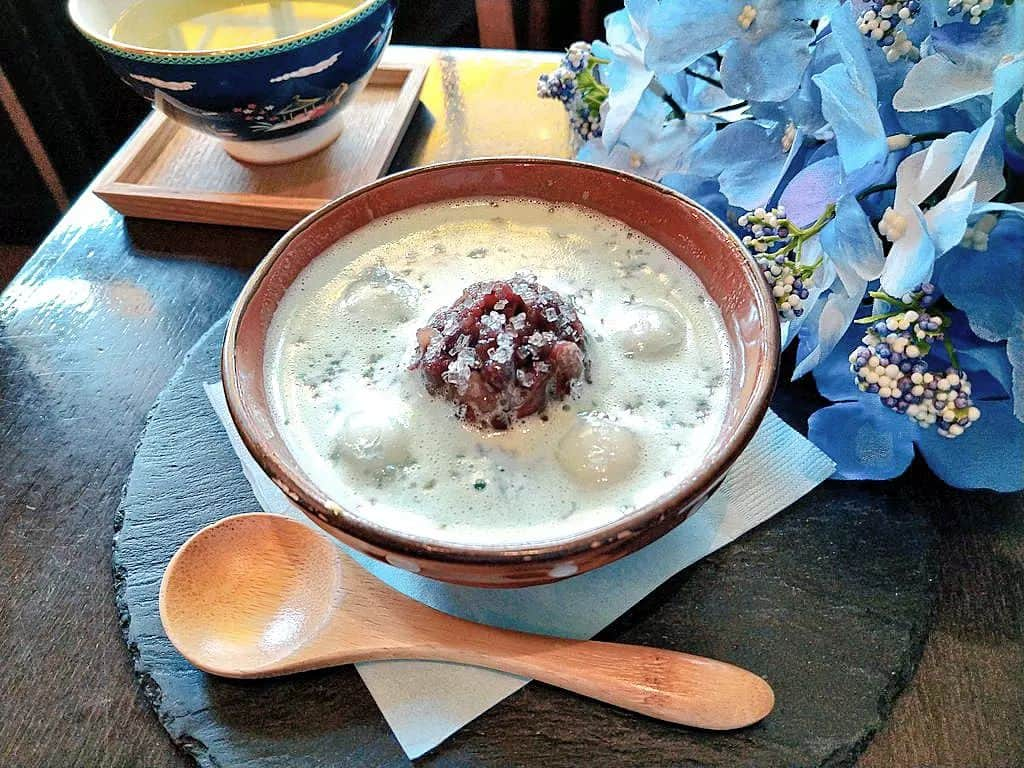 おいもカフェ金糸雀さんのインスタグラム写真 - (おいもカフェ金糸雀Instagram)「. 鎌倉の夏空のような水色が映える『あじさいしるこ』(税込み820円)。 まろやかなミントシロップと爽やかなミントパウダー、ほど良い甘さの北海道十勝産の大手亡豆で作る創作汁粉。 十勝産小豆と白玉を浮かべ、下は一口焼き芋を忍ばせました。 最後にジュエリーシュガーを散りばめ紫陽花をイメージ。 6月から8月下旬頃までの夏季限定です。 . #おいもカフェ金糸雀 #おいもカフェ #鎌倉 #小町通り #湘南 #神奈川 #カフェ #喫茶店 #鎌倉カフェ #湘南カフェ #神奈川カフェ #鎌倉スイーツ #鎌倉グルメ #鎌倉観光 #鎌倉旅行 #鎌倉散歩 #鎌倉デート #ミントしるこ #しるこ #ミント #薄荷 #あじさいしるこ #汁粉 #白玉 #あずき #ミン活 #あじさい #レトロ #kamakura #가마쿠라 . 《おいもカフェ金糸雀》 営業時間：10:00-18:00(L.O.17:30) 定休日：水曜日 248-0006 神奈川県鎌倉市小町2-10-10 小町TIビル1F TEL：0467-22-4908」7月20日 11時50分 - oimocafekanaria