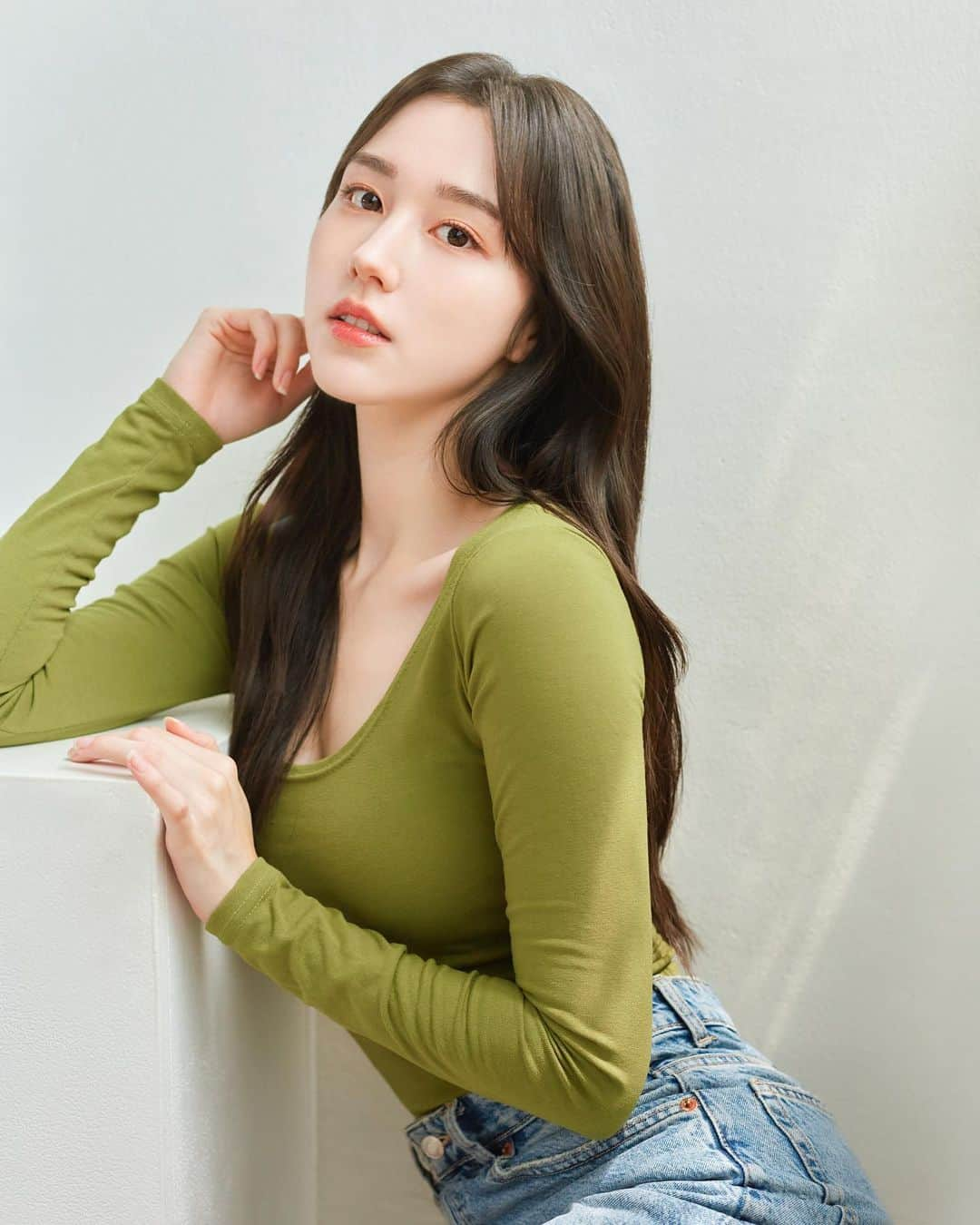 ティア のインスタグラム：「💚 Photography: @koleden_photo  Hair: @_youngzee  Makeup: @hyesun_x_makeup  💚  #koreanactress #halfie #koreanamericanactress #배우프로필 #외국인배우 #혼혈」