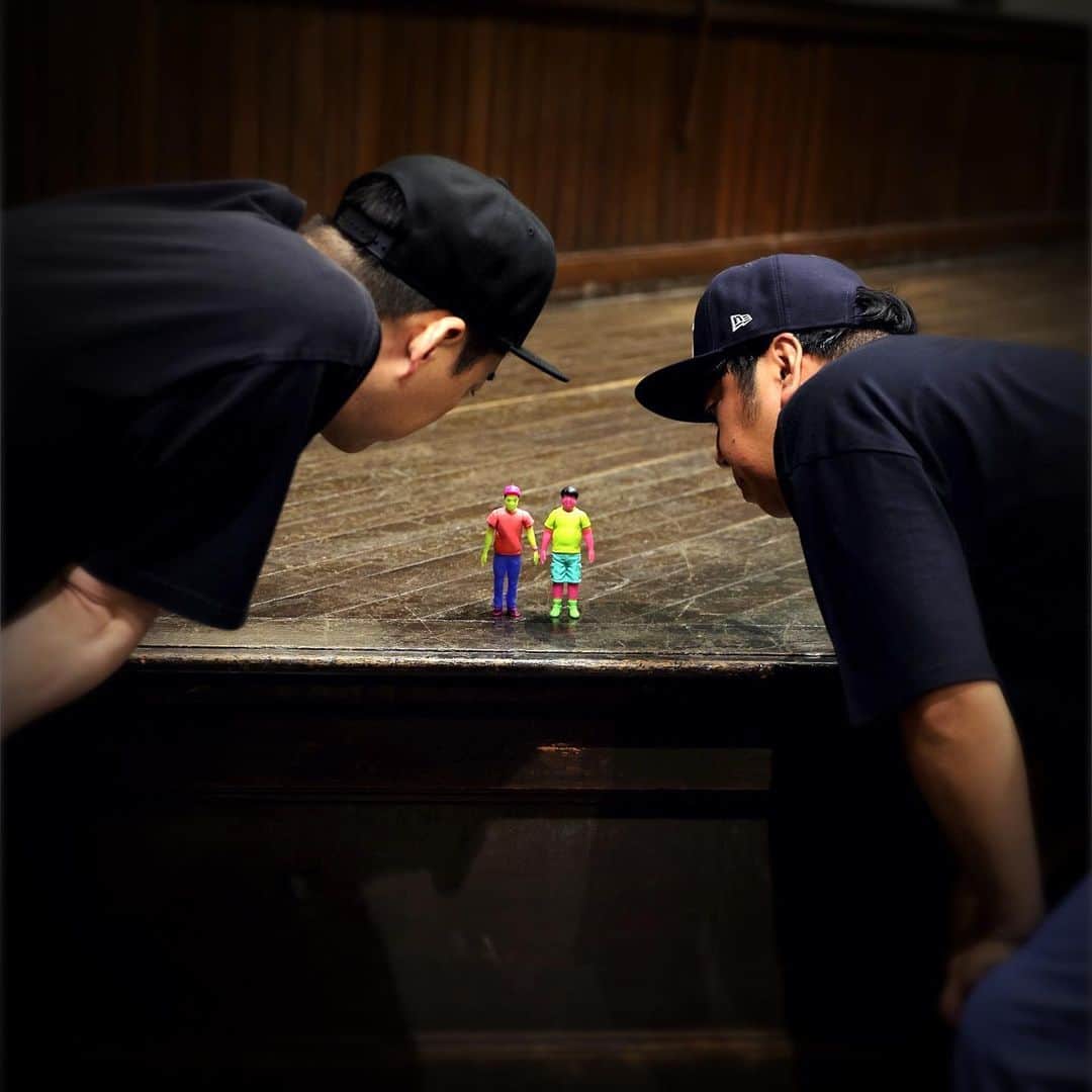 のインスタグラム：「. 【着用アイテム】  設楽 ・CAP　バナナマン×NEWERA　バ　９FIFTY　CAP　color：BLK　size : F （アジャスター調整可） ・Tシャツ バ TEE　color：BLK　size：M ・Dickies × bananaman Cotton Work Pants　color：BLD　size：34  日村 ・CAP　バナナマン×NEWERA　バ　９FIFTY　CAP　color：NVY　size : F （アジャスター調整可） ・Tシャツ BANANAMAN TEE　color：NVY　size：L ・Dickies × bananaman Cotton Work Pants　color：L.BLU　size：38  ソフビ ・SHITARA  ・HIMURA 　  #bananaman #bananamangoods  #bananamanlive #バナナマン #バナナマンライブ #bananamanliveO #バナナマングッズ」