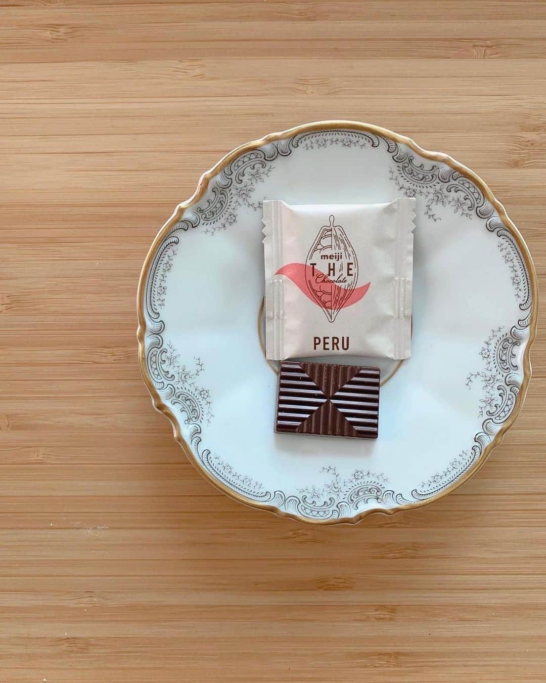 【公式】明治 ザ・チョコレートのインスタグラム：「* ザチョコを食べ比べしていただきありがとうございます✨ お気に入りを見つけていただいたようでとても嬉しいです。  今後もひと休憩する際の お供としていただければと思います♡  @hirokopon2006 さんのザチョコの投稿をご紹介いたします。  明治 ザ・チョコレート公式Instagramでは、ザチョコをお愉しみいただいている皆さんの写真を募集しています。  #私のザチョコの愉しみ方 をつけてシェアしてくださいね。  #peruがとっても好き  #明治thechocolate #明治ザチョコレート #私のザチョコの愉しみ方 #thechocolate #ザチョコレート #ザチョコ #明治 #meiji #おうちチョコ #語りたくなるチョコレート #ベネズエラ #ブラジル #ペルー #ドミニカ共和国 #チョコレート #🍫 #ビーントゥバー #BEANtoBAR #チョコレート好き #チョコレートのある暮らし #チョコレートのある生活 #甘いもの好きな人と繋がりたい #SDGs #メイジカカオサポート #エシカル #サステナブル #サステナブルなチョコレート」