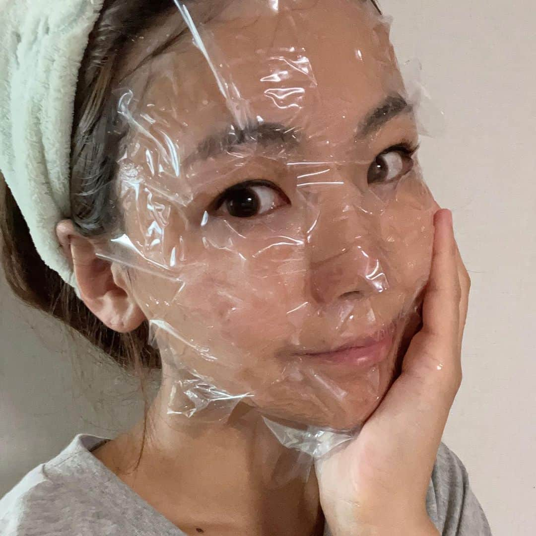 長谷川真美さんのインスタグラム写真 - (長谷川真美Instagram)「ノーマスクになってから 肌に自信が持てるように必死💦 ⁡ お家で簡単にスペシャルケアができちゃう ⁡#フェヴリナ @favorina_official の 生炭酸ジェルパック🙌✨  自分で作るから出来立てで プルプルしたジェルと生炭酸が気持ちいい💕 嬉しい６つの無添加 （石油系界面活性剤・鉱物油・パラベン・合成着色料・アルコール・合成香料フリー）だから 目元や唇、デコルテまでケアできちゃう😆  専用シート/カップ・ヘラもついてるから 他に準備するものもなく嬉しい❣️  https://bit.ly/3oHi732  @favorina_official  #pr #インフルエンサーワークス #炭酸パック #フェヴリナ #ナノアクア #炭酸美容 #炭酸ケア #FAVORINA #スキンケア #炭酸ジェルパック #コスメ #コスメ好き #スキンケアマニア」7月20日 11時55分 - maami.hase