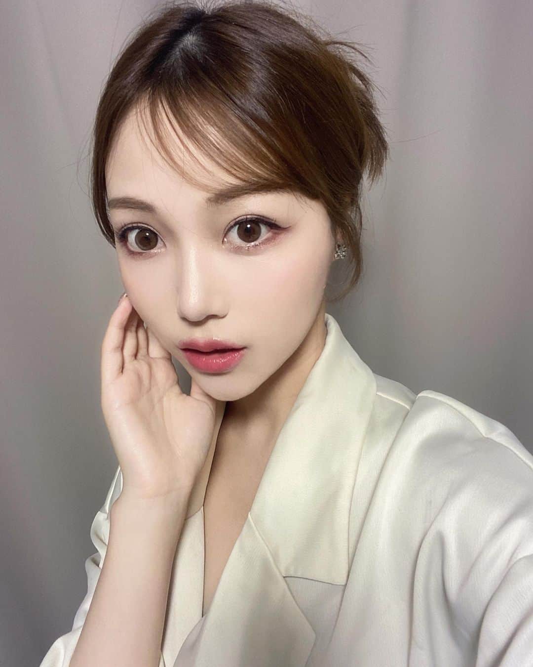 石川晶子（あきぽよ）のインスタグラム：「1分でつくれるパイナップルヘアー🍍 暑くって毎日これになる🤣  #髪型アレンジ #ヘアースタイル #ヘアーアレンジ #ロングヘア #ロングヘアアレンジ#ヘアーカラー #パイナップルヘアー #簡単アレンジ#髪型ミディアム」