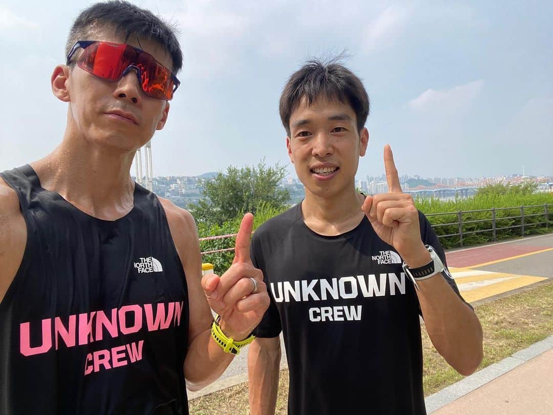 ジヌションのインスタグラム：「🏃‍♂️ 그리고 낮 2시에 김지섭 선수 @take1taiji 를 만나 한강에서 7km를 또 뛰고 말았다!  우리는 선한 마음을 가지고 건강한 삶을 위해 런한다 #UNKNOWNCREW #언노운크루」