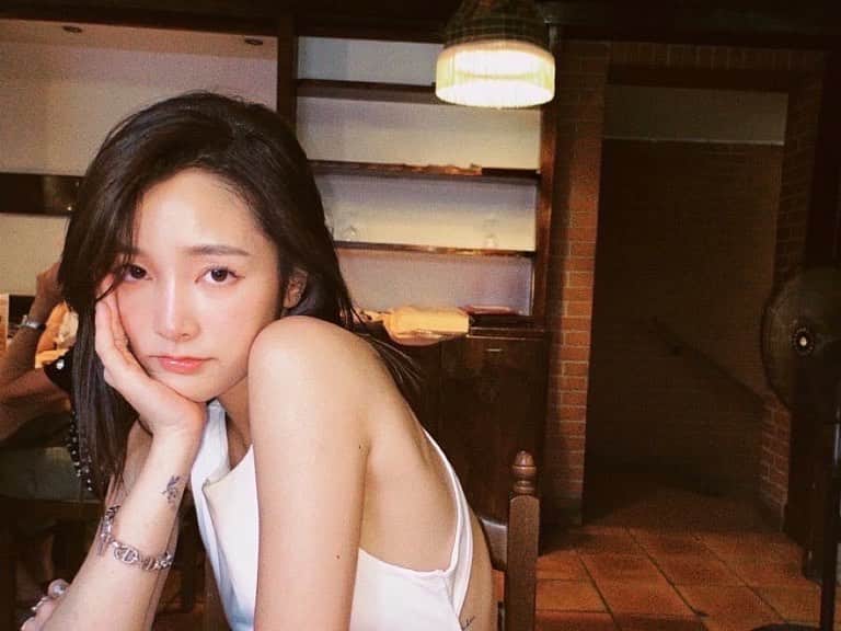 ジングルワンのインスタグラム：「： 看來不太適合起床起得太早」