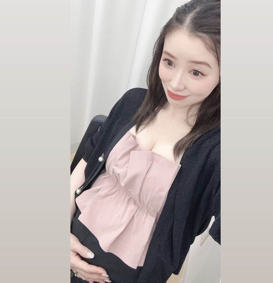 手島優のインスタグラム：「・  ピンクのトップスは  @mbeaute_official  です🩷  ショート丈なのでハイウエストのボトムスとの相性良きです👍  こういう優しいピンク色が好きです♡  　  そうそう！　  最近急激に！！ますますお腹が大きくなってきまして…今日はお洋服の下にお腹支えるベルトしてました🤰　  するとだいぶ楽です♪  #エムボーテ　#トップス　#私服　#ショート丈トップス #ピンク　#好き　 #マタニティ」