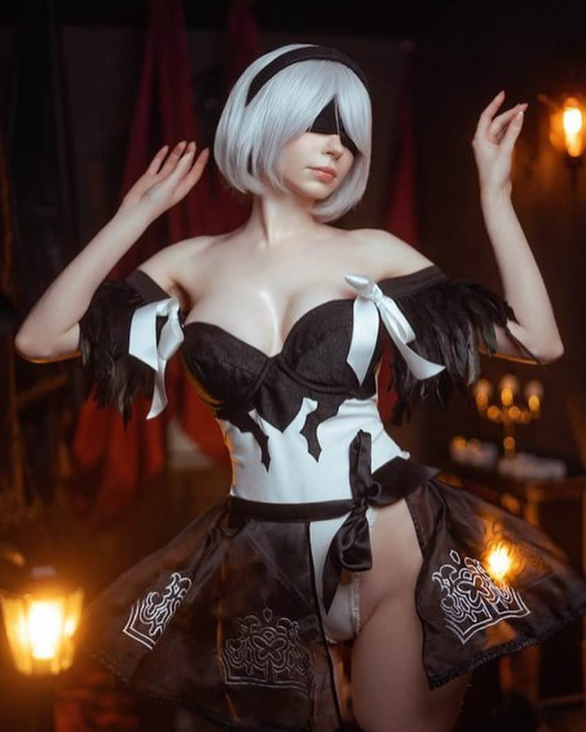 ソフィーのインスタグラム：「2B or not 2B?  So excited to finally show you this beautiful original 2B design by @shalizaa_clothing   This full set will be my Patre0n Tier 4 Reward for July!   #2b #2bcosplay」