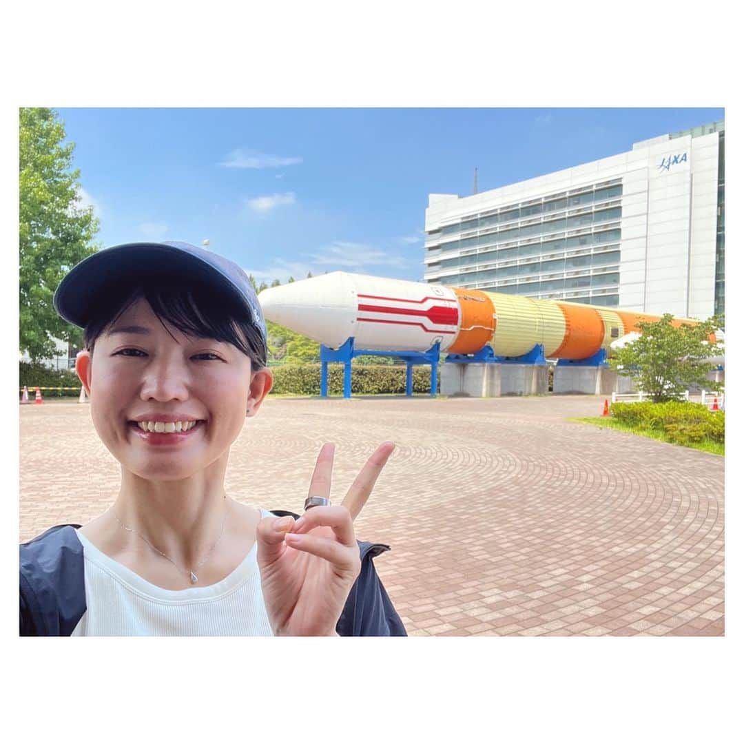 一木千洋さんのインスタグラム写真 - (一木千洋Instagram)「宇宙を知りに行ったよ🚀  「この夏は色んな体験をしてみよう」と決めたら行動が早い女なので、茨城県のJAXAつくば宇宙センターに行きました！  梅雨時はいつもお天気の心配をしちゃうんだけど、太陽は燦然と輝いていてすごく眩しかったです。 サングラスは買ったばかりなので忘れました😎まだ持ち歩く習慣がついてないです。  写真1枚目は汗だくだけどウキウキ笑顔の私です。  自由に見学できるエリアもあるのですが、宇宙初心者なので見学ツアーに申し込みました！  ツアー内容・・・ ・宇宙飛行士養成エリアの見学 ・「きぼう(国際宇宙ステーションの日本実験棟)」の運用管理室見学  6°頭の方が下がるベッドの展示があったのですが、これは宇宙に行った時と同じ感覚になるベッドで(身体の中の血液が重力で下がらなくなる)、宇宙飛行士になる人は、頭を6°下げた状態で90日間過ごして身体にどんな変化があるのか、宇宙に行く前に実験するそうです。過酷…！  ツアーのすごいところは、知識0の人間をある程度話せるくらいまで知識を付けさせてくれるところ！ ロケットの種類が少しわかるようになったよ☺️  ツアー楽しすぎておみやげの宇宙食をたくさん買ってしまいました。  何となく知ってるようで全然知らない世界を垣間見れて最高の体験になりました☺️ 種子島宇宙センターにも、いつか行ってみたいな。  #つくば宇宙センター #jaxaつくば宇宙センター」7月20日 22時51分 - ikkichihiro