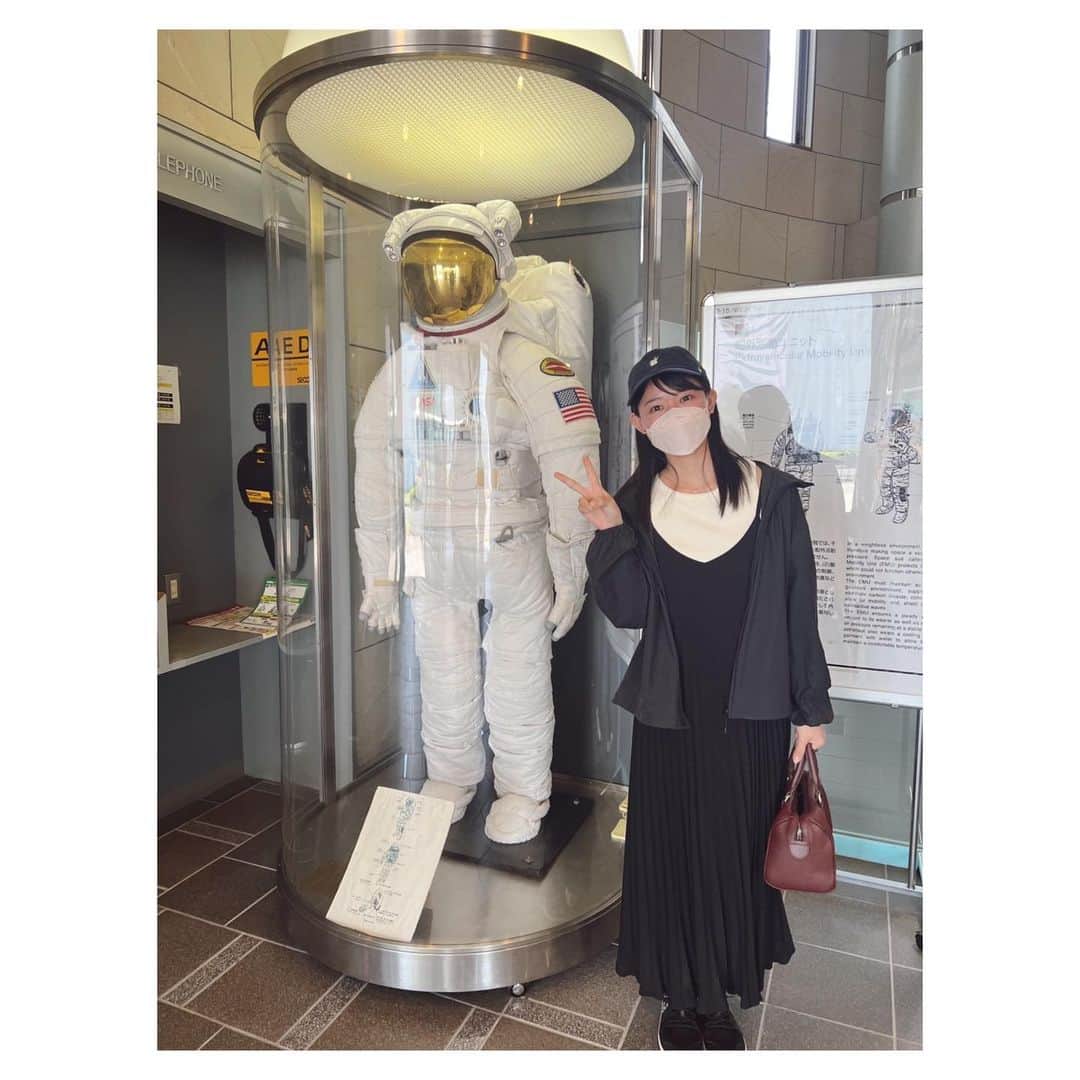 一木千洋さんのインスタグラム写真 - (一木千洋Instagram)「宇宙を知りに行ったよ🚀  「この夏は色んな体験をしてみよう」と決めたら行動が早い女なので、茨城県のJAXAつくば宇宙センターに行きました！  梅雨時はいつもお天気の心配をしちゃうんだけど、太陽は燦然と輝いていてすごく眩しかったです。 サングラスは買ったばかりなので忘れました😎まだ持ち歩く習慣がついてないです。  写真1枚目は汗だくだけどウキウキ笑顔の私です。  自由に見学できるエリアもあるのですが、宇宙初心者なので見学ツアーに申し込みました！  ツアー内容・・・ ・宇宙飛行士養成エリアの見学 ・「きぼう(国際宇宙ステーションの日本実験棟)」の運用管理室見学  6°頭の方が下がるベッドの展示があったのですが、これは宇宙に行った時と同じ感覚になるベッドで(身体の中の血液が重力で下がらなくなる)、宇宙飛行士になる人は、頭を6°下げた状態で90日間過ごして身体にどんな変化があるのか、宇宙に行く前に実験するそうです。過酷…！  ツアーのすごいところは、知識0の人間をある程度話せるくらいまで知識を付けさせてくれるところ！ ロケットの種類が少しわかるようになったよ☺️  ツアー楽しすぎておみやげの宇宙食をたくさん買ってしまいました。  何となく知ってるようで全然知らない世界を垣間見れて最高の体験になりました☺️ 種子島宇宙センターにも、いつか行ってみたいな。  #つくば宇宙センター #jaxaつくば宇宙センター」7月20日 22時51分 - ikkichihiro