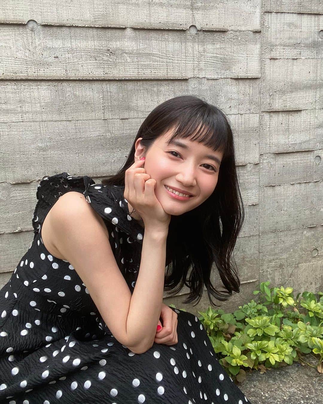出口亜梨沙のインスタグラム：「もうすぐ撮影再開するから 前髪カットとトリートメントしてきたよ😌 オン眉じゃないと落ち着かなくなってきた、、笑 ぴーちゃんいつもありがとう😌  サラッサラのつやんつやん😌  なんと、、私のインスタを見たと言えば！！ なんとなんと！！！ ぴーちゃんが笑顔で手を振ってくれます👦🏻✨ @hirayama_masaya29   それはもう、ものっそい笑顔で。  またすぐ行くねん😆」