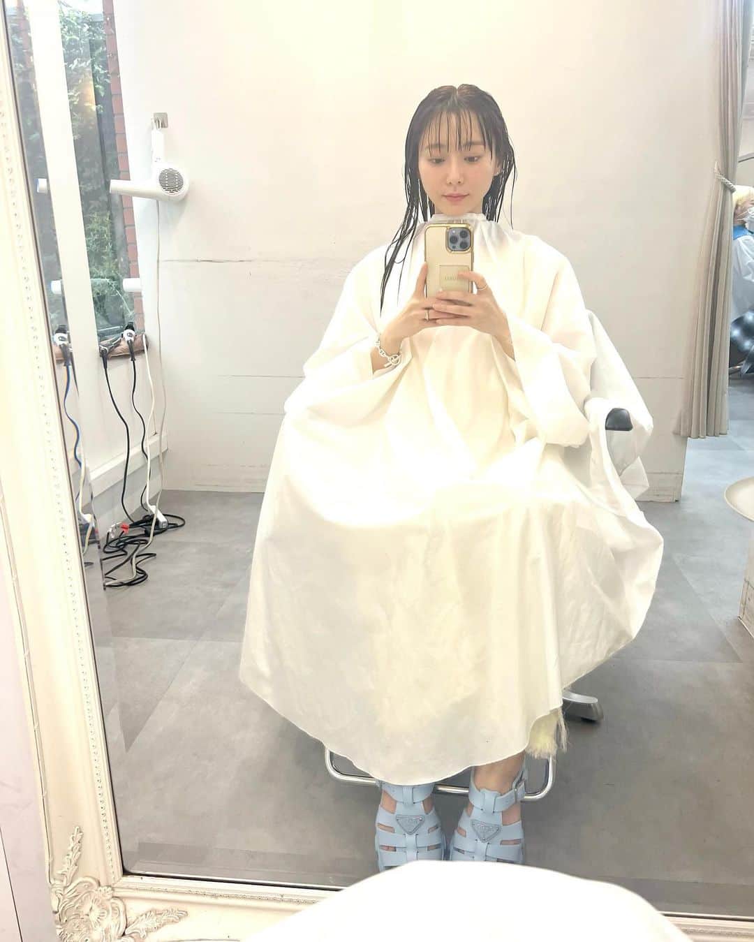 葉月祥子のインスタグラム：「Color🤍🫧🎧  waiting...🫧  @k.e.y_yuji_tanaka  @k.e.y.hair.and.make  @prada @hermes  #fashionphotography」