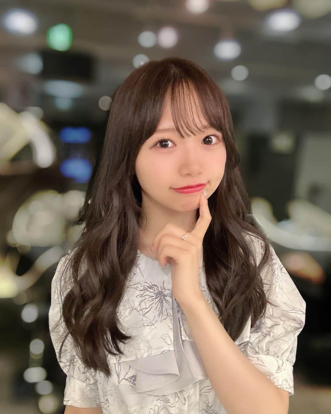畑美紗起のインスタグラム：「暑さに負けてないかなー？🫠  毎日あちあちだから、水分補給しっかりね❕❕  ヘアメンテしたときのお写真載せてなかったので 色が落ちてきた今になってしまったけど載せる💭 リールには動画載せたよんっ👍🏻  あしたからオンラインお話し会の受付がスタートします🥰🤍  お話し会💭7/28(金)20:00〜 ご予約💭7/21(金)20:00〜  お話しできたらうれしいなあ🤭 よろしくね∩^ω^∩  公式LINEからお申し込みできるよ💭🪄 URLストーリーに貼るね！  #畑美紗起 #ヘア #美容院 #ヘアカラー #ヘアアレンジ #渋谷美容室 #hair #instagood #shooting #me」