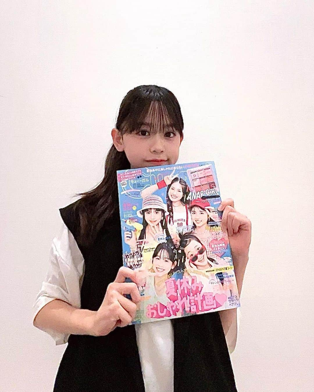 梶原叶渚のインスタグラム：「cuugal8月号発売中です✨️ 憧れの方たちと表紙をさせて頂きました。本当にありがとうございます🙇🏻՞ 撮影中も、今まででいちばん明るくて、楽しい撮影現場でした😂   #cuugal」